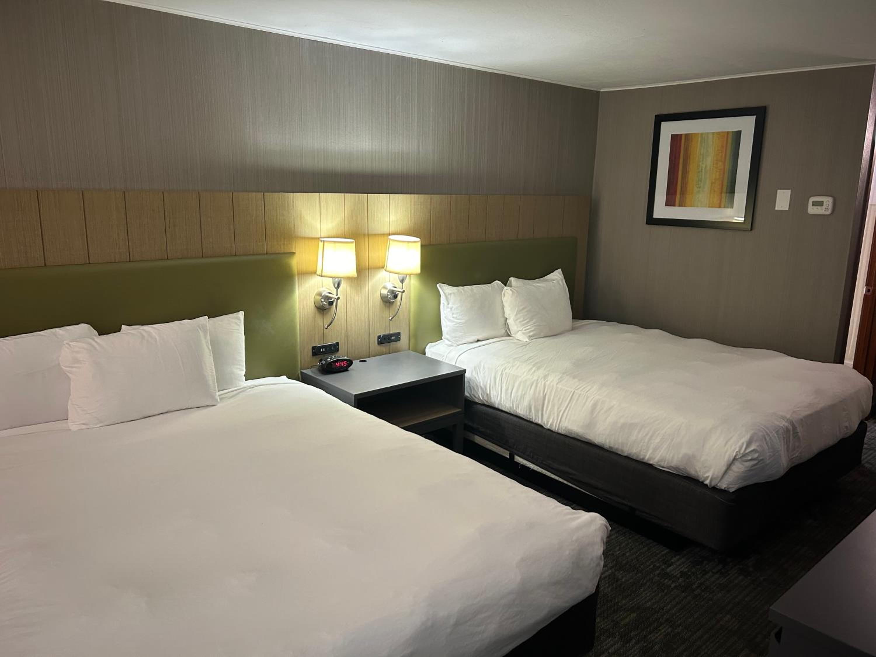 Queen Room with Two Queen Beds - Photo 4