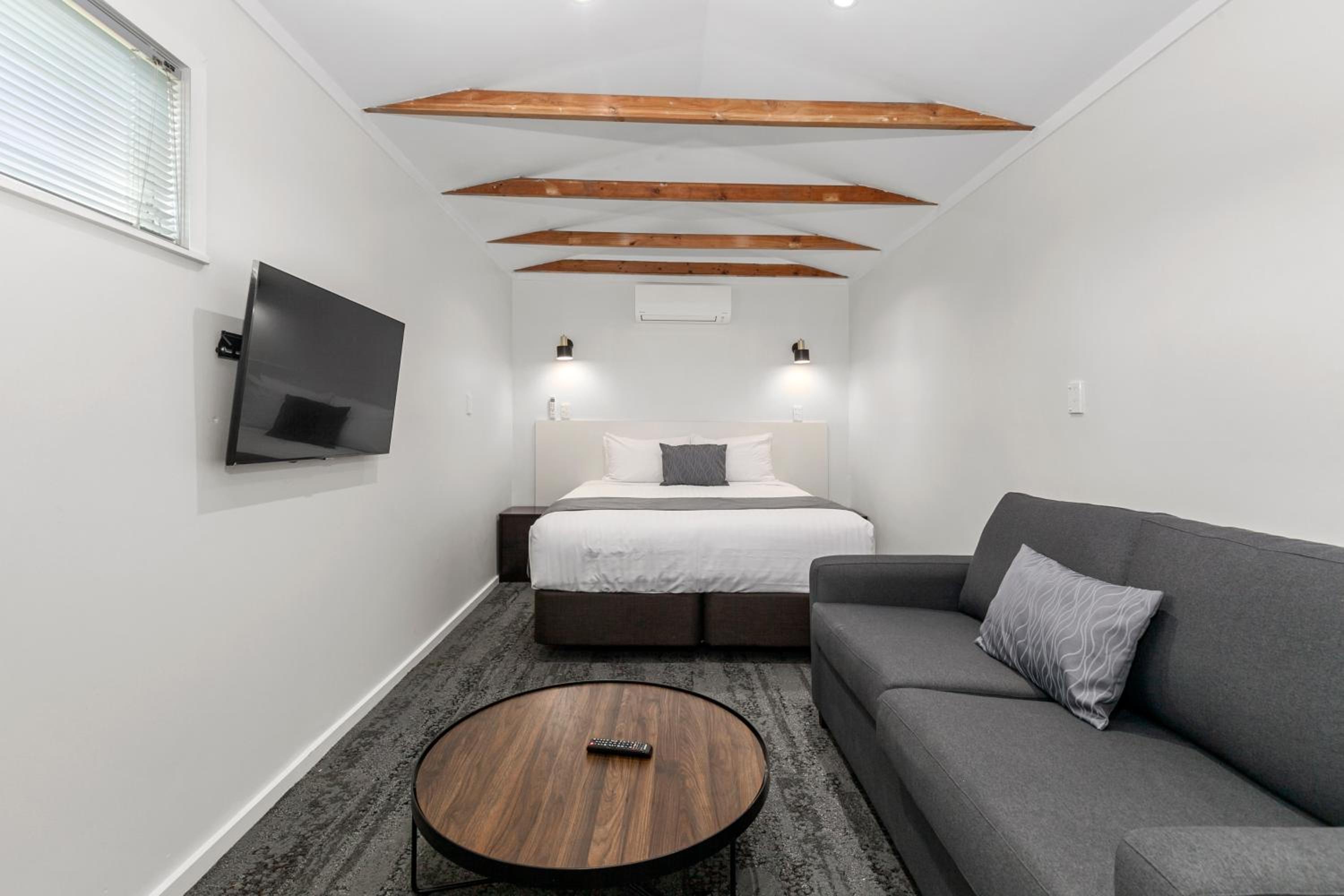 Suite - Photo 1