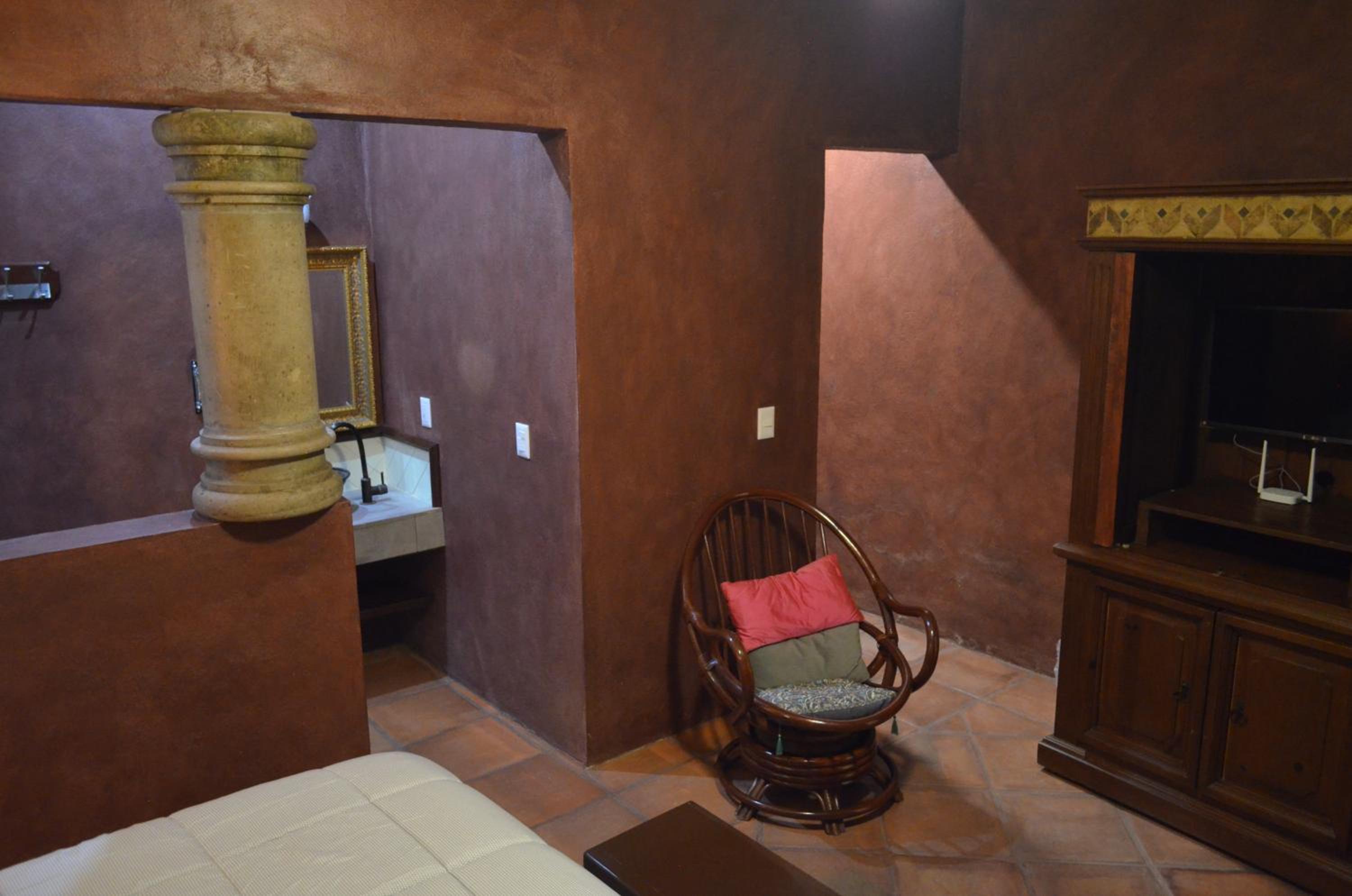 Deluxe King Suite - Photo 2