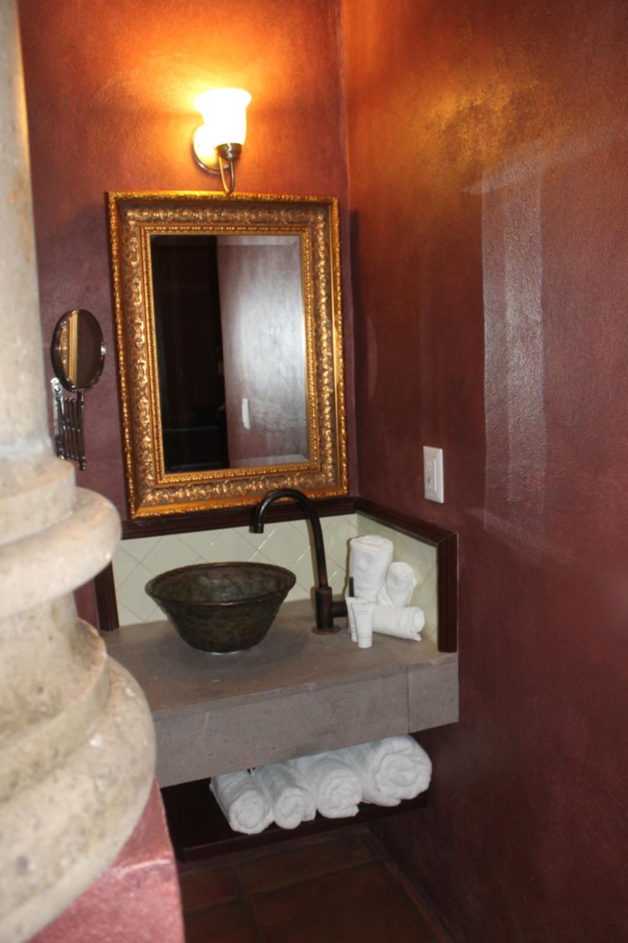 Deluxe King Suite - Photo 5