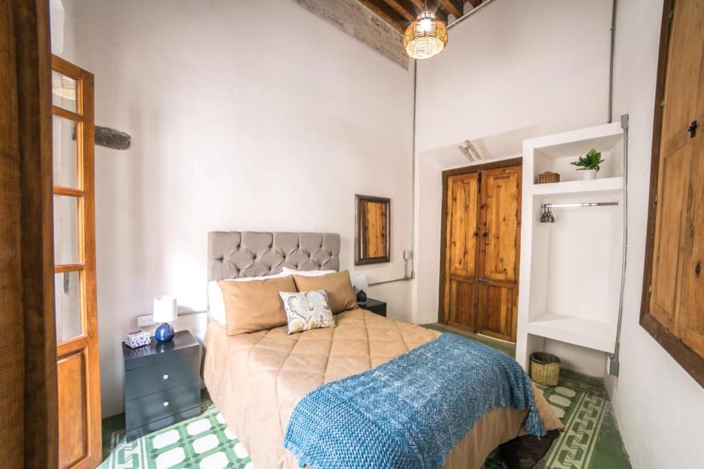 Seven-Bedroom House photo 2