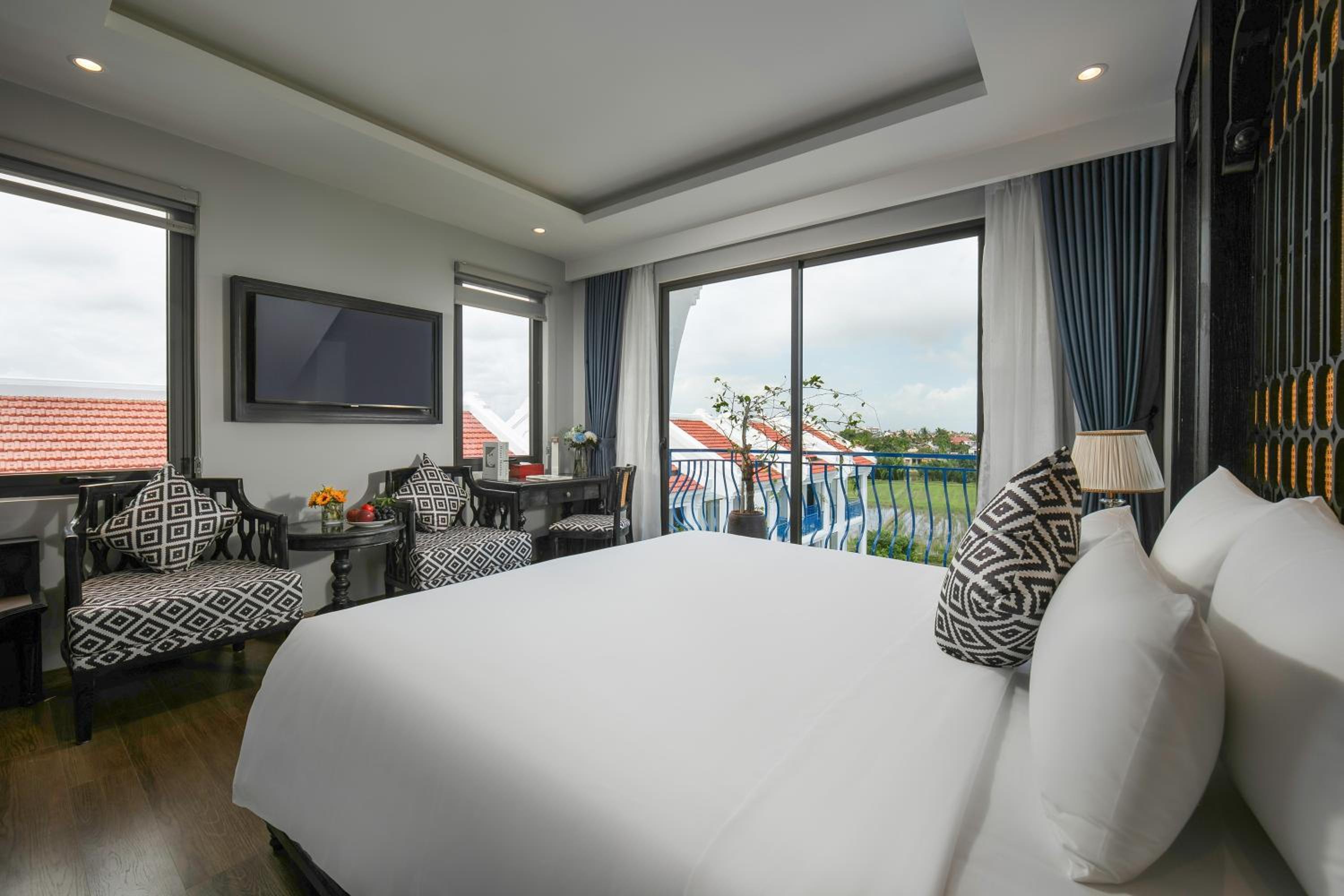 King Room with Balcony - Photo 2
