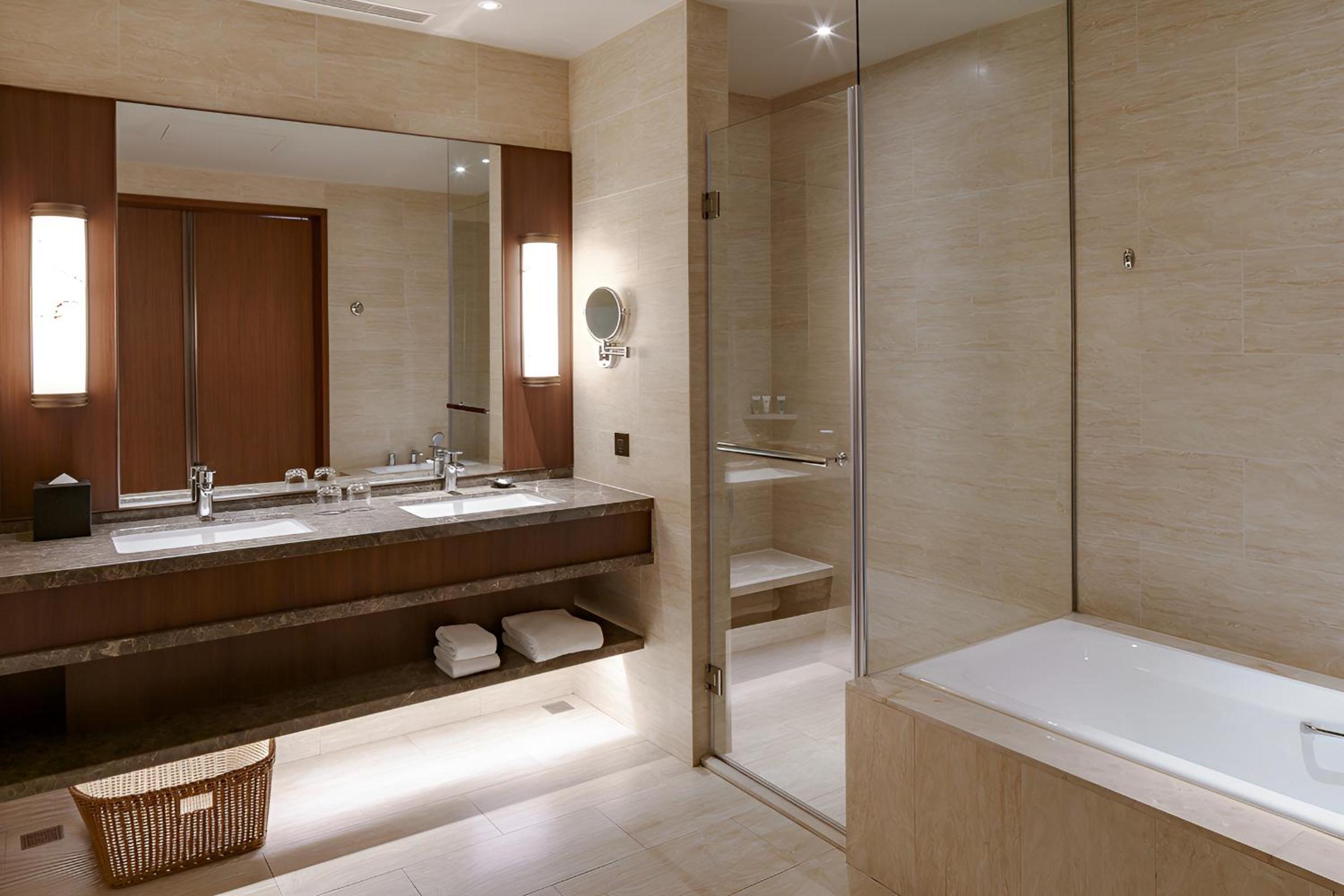 Deluxe King Suite with Executive Lounge Access photo 3