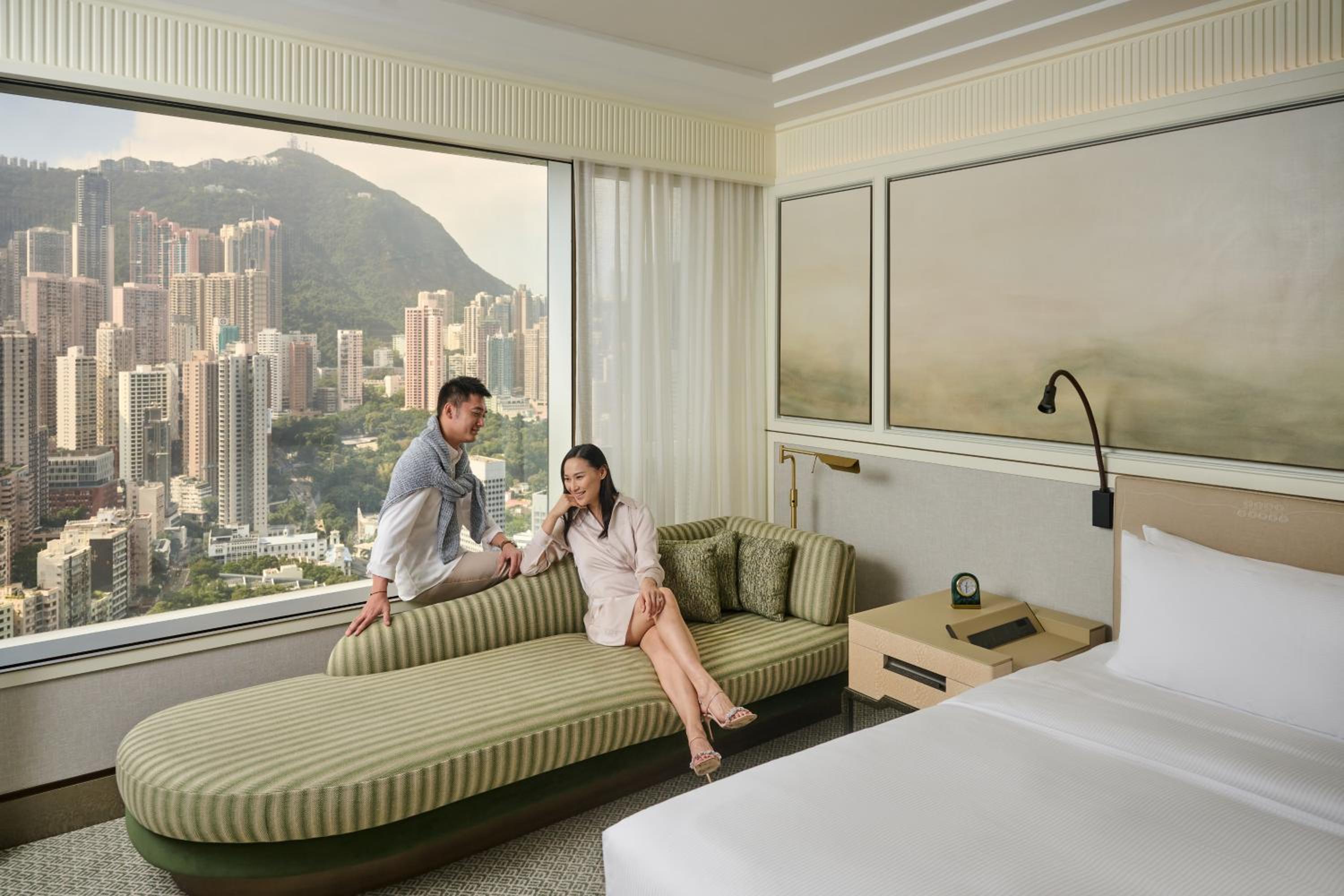 Island Shangri-La Grand Premier Peak View Twin Room thumbnail 5