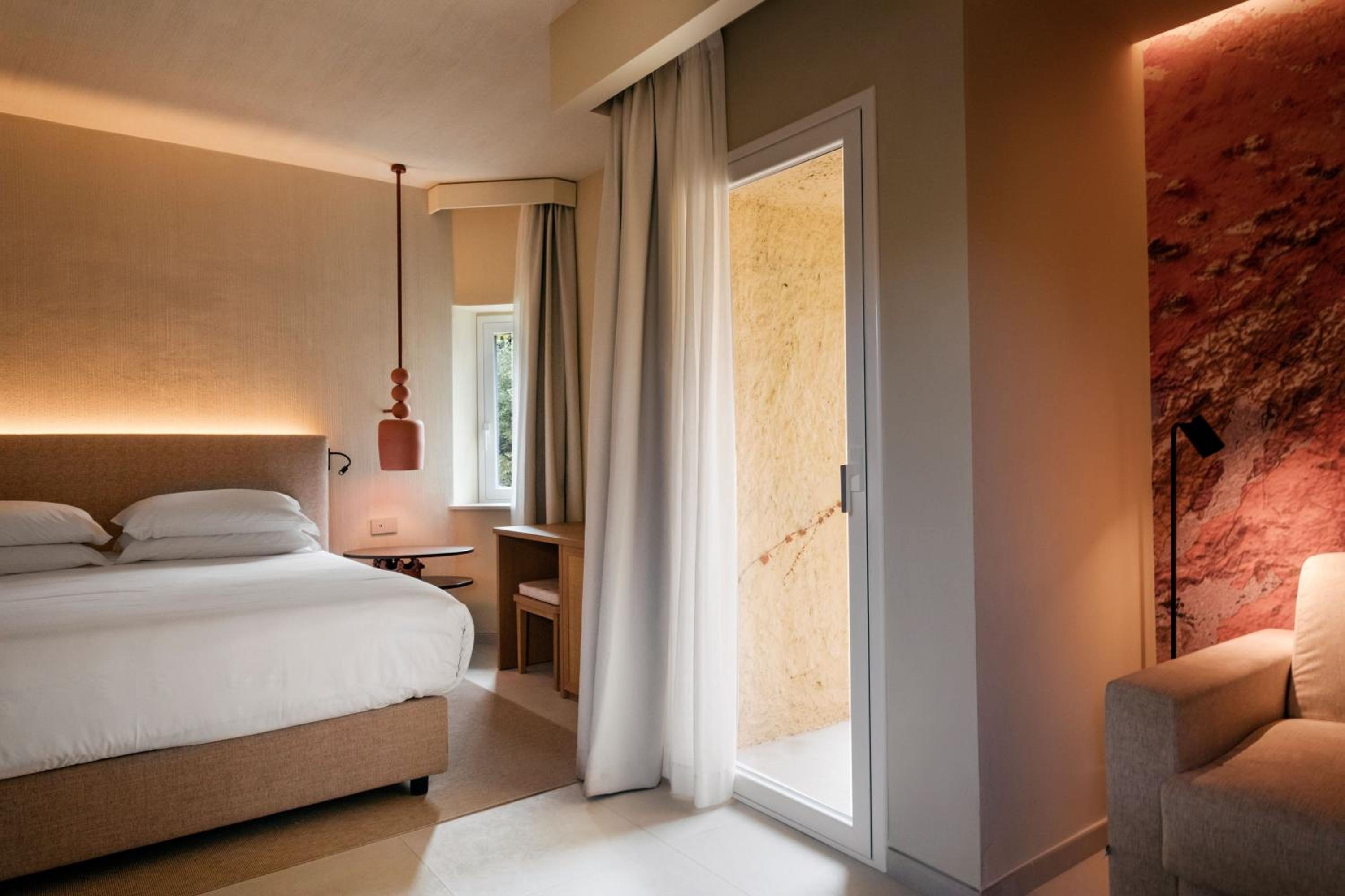 One-Bedroom Junior King Suite with Sofa Bed and Sea View - Photo 7