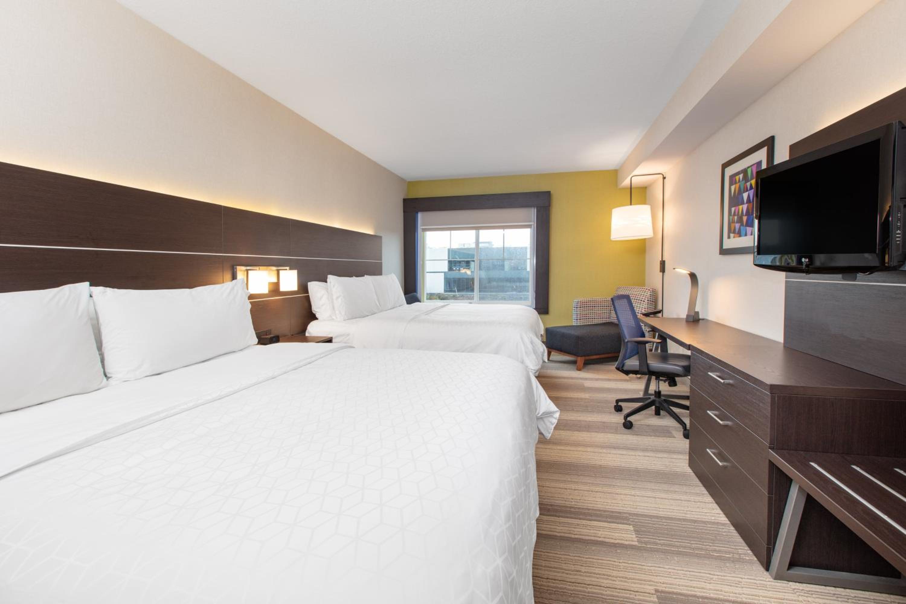 Deluxe Room with Two King Beds - Non-Smoking - Photo 4
