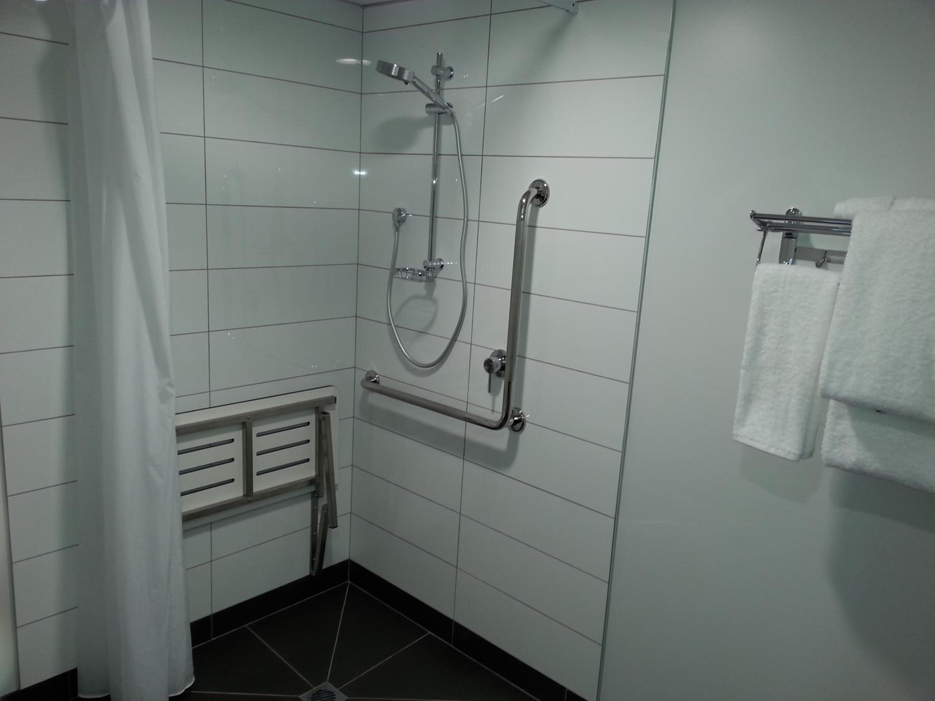 One-Bedroom Suite - Disability Access photo 3