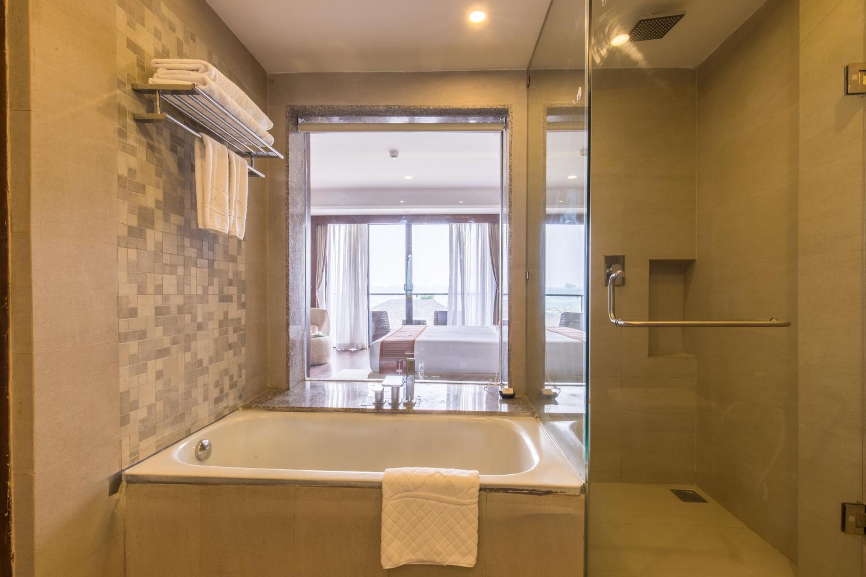 Executive Mountain View Suite with Bathtub - Photo 4