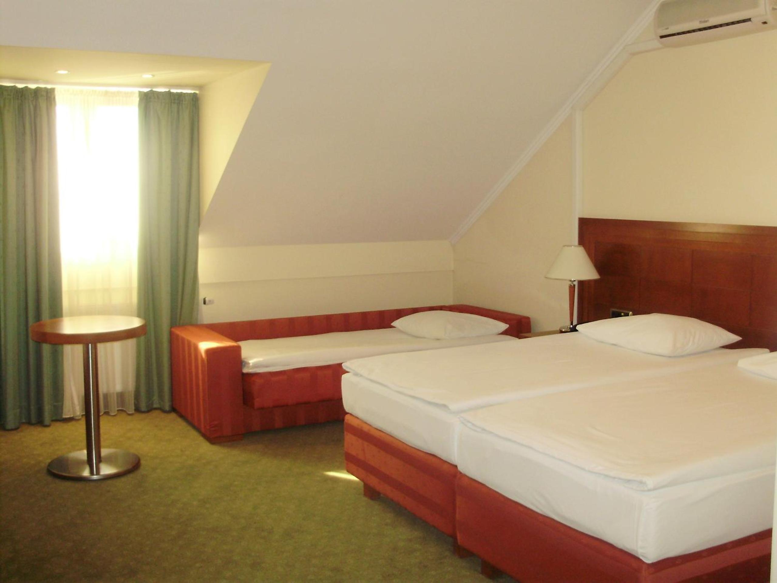 Quadruple Room with Bathroom - Photo 2
