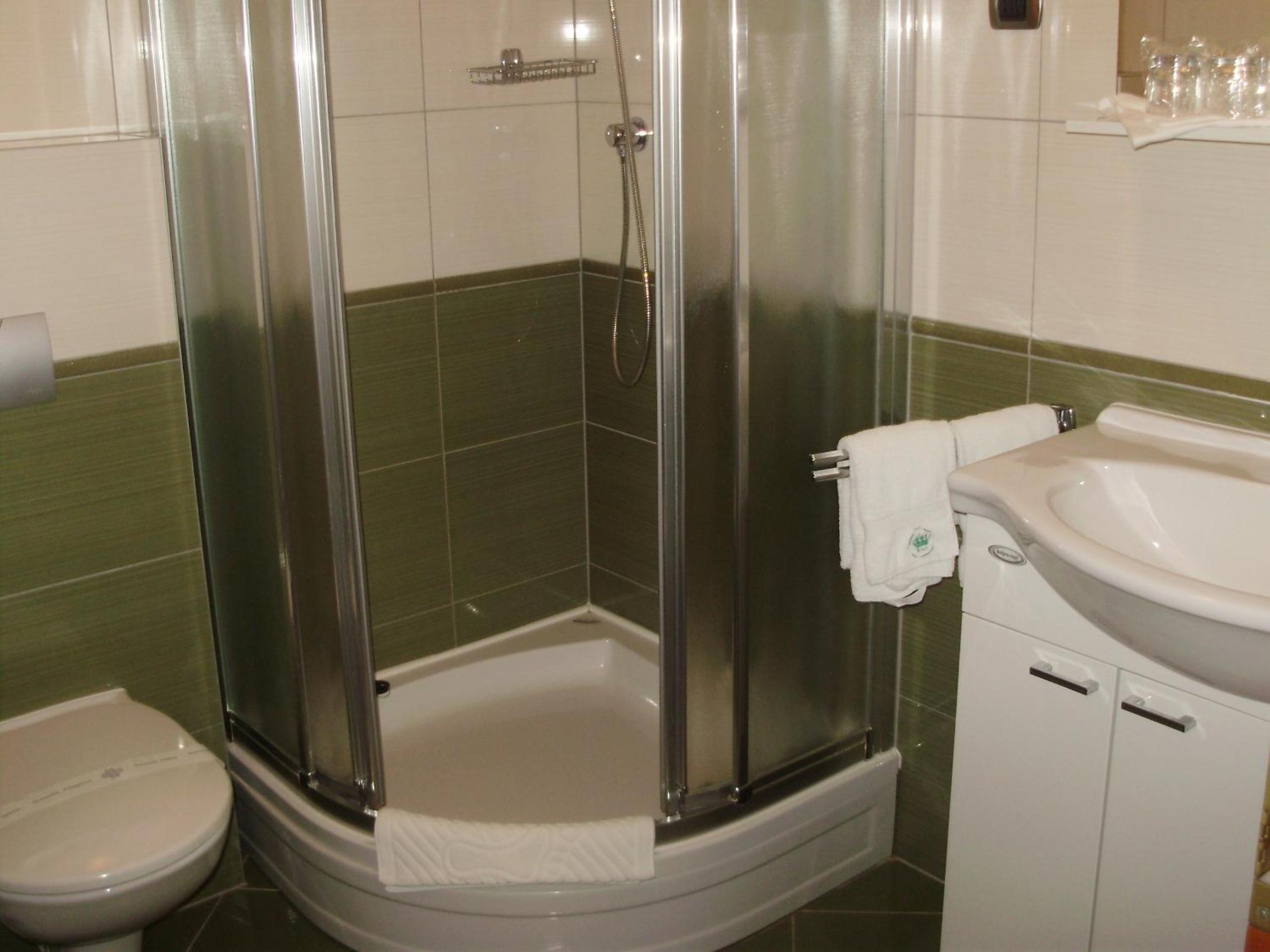 Quadruple Room with Bathroom - Photo 4