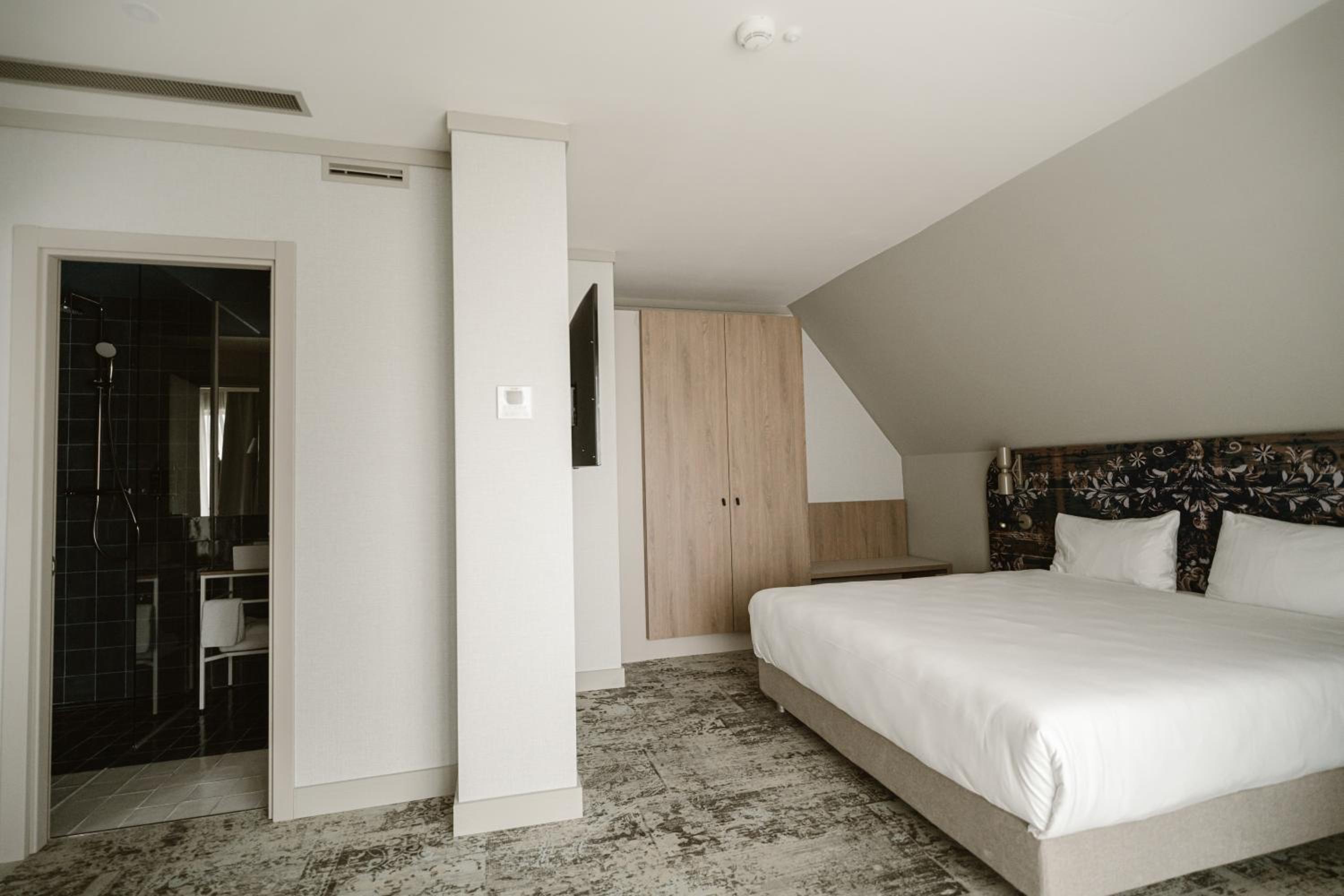 Suite with One Double Bed and Sofa Bed - Photo 8