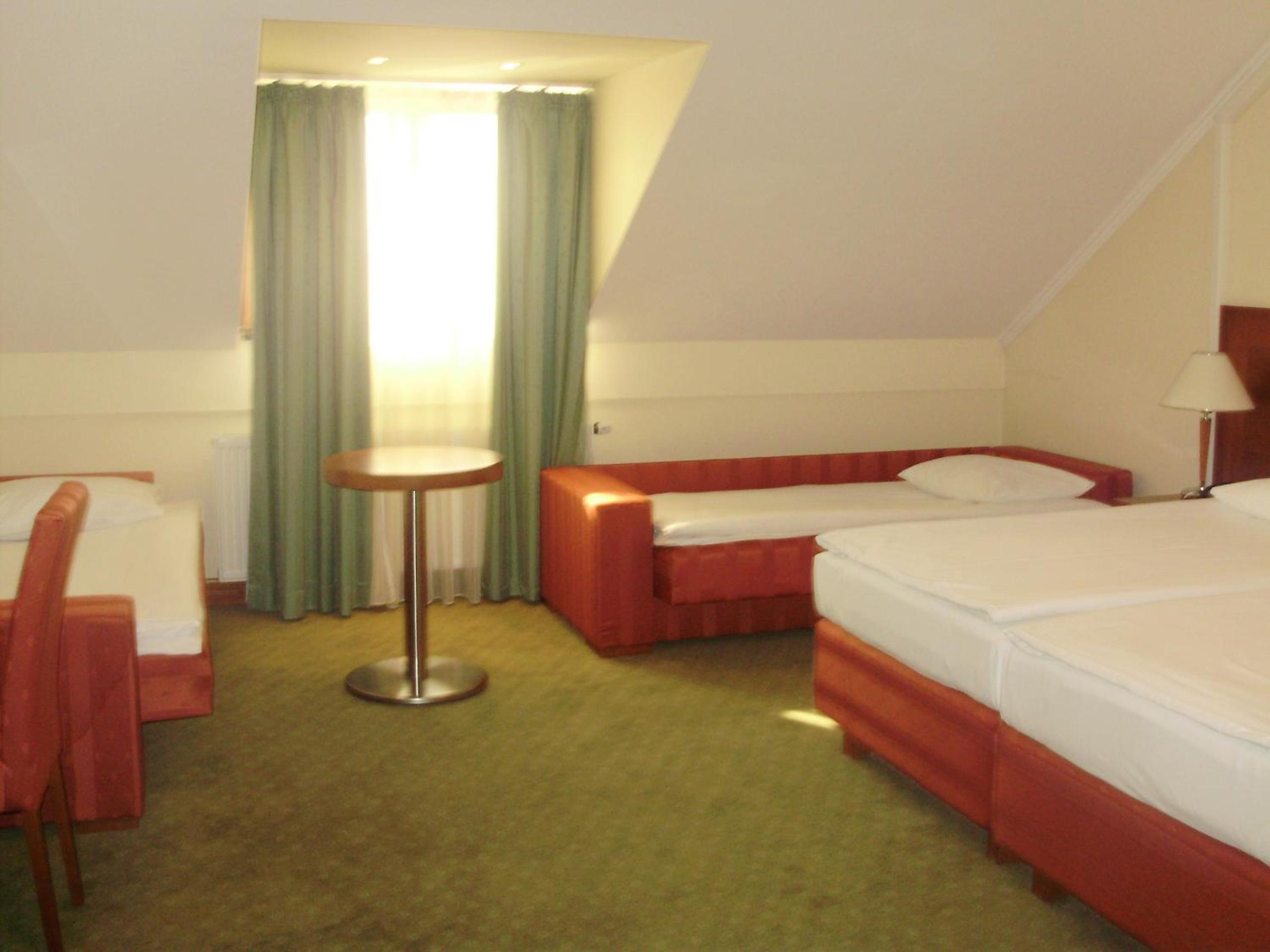 Quadruple Room with Bathroom - Photo 5
