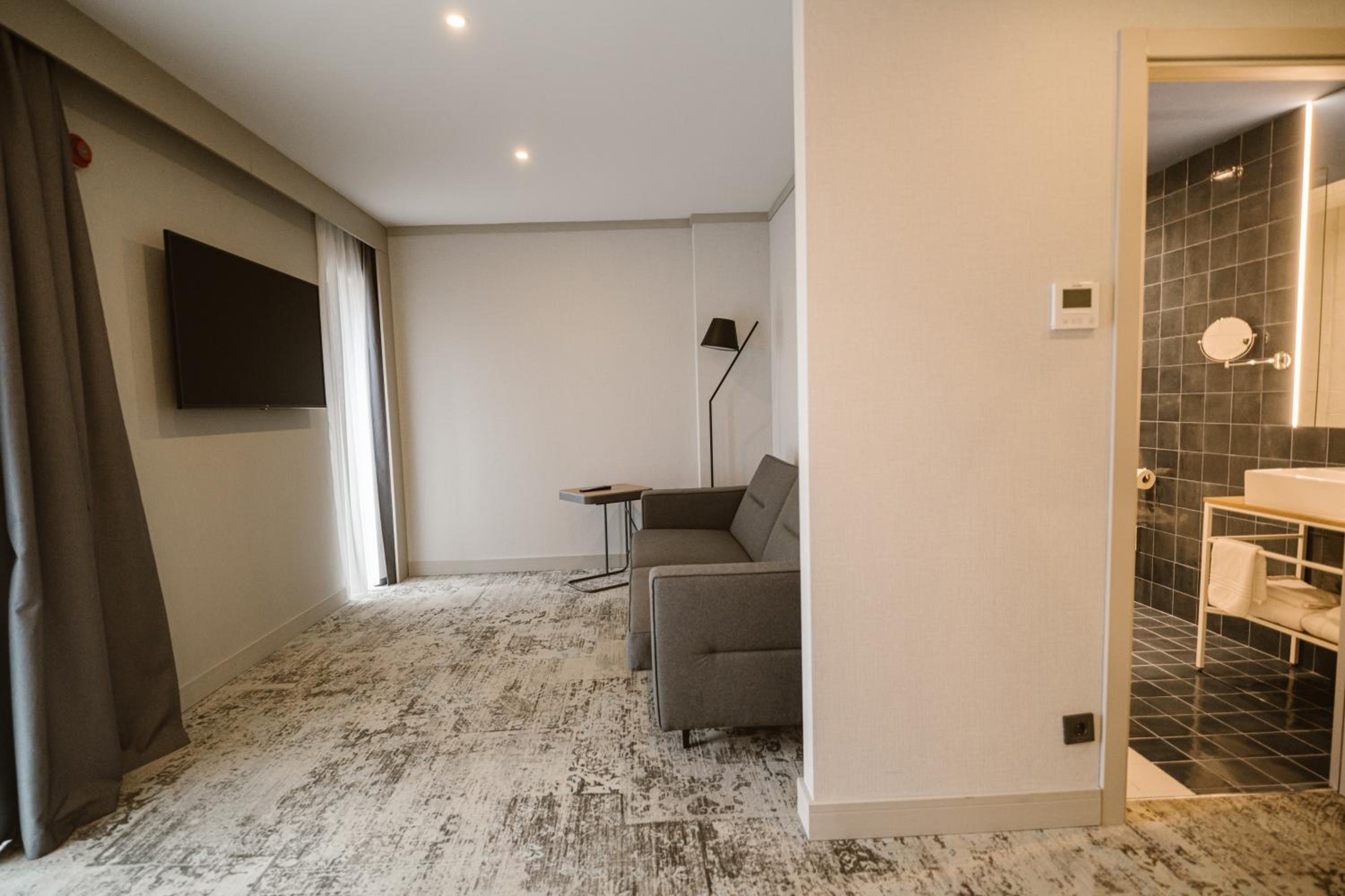 Suite with One Double Bed and Sofa Bed - Photo 9