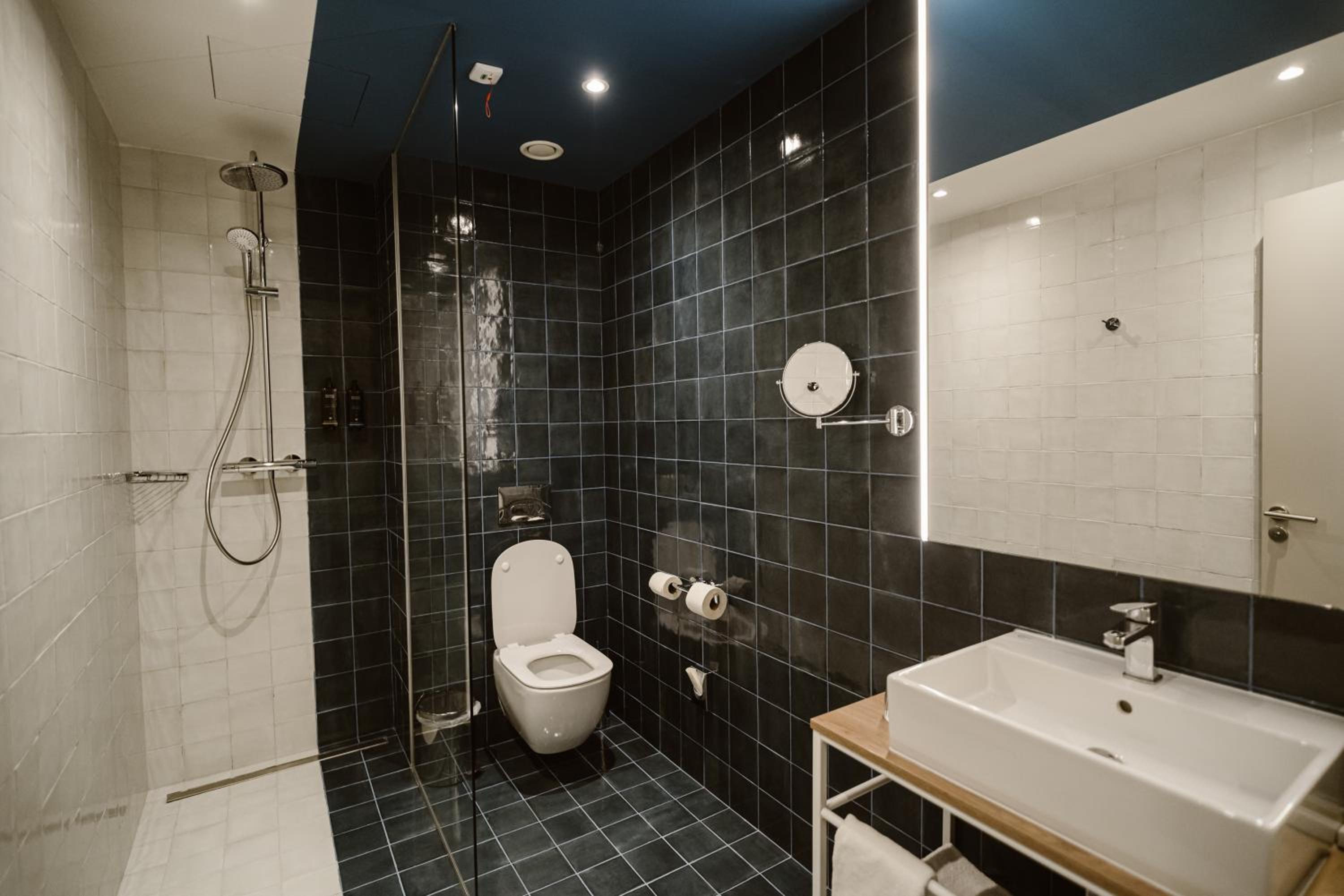 Suite with One Double Bed and Sofa Bed - Photo 11