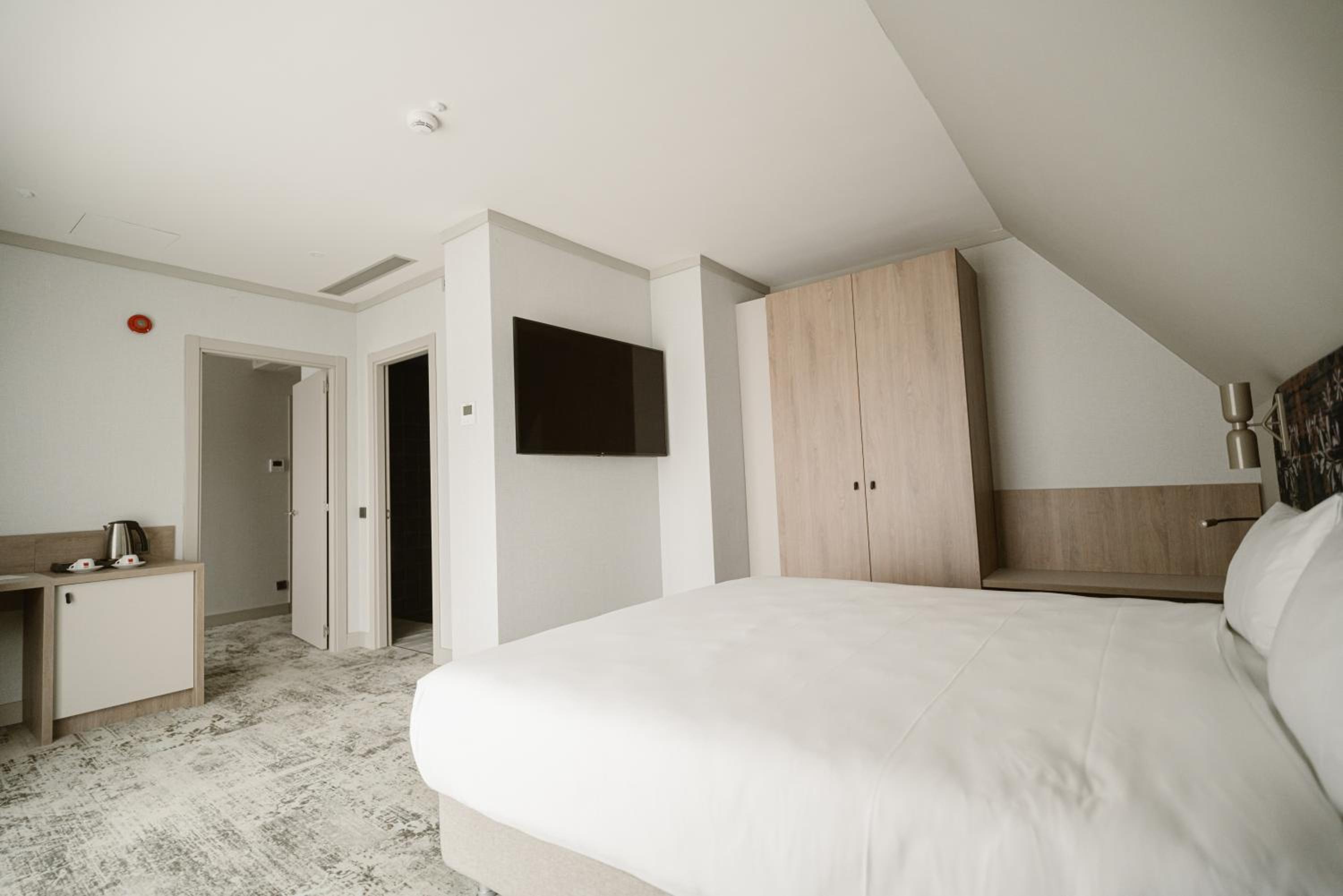Suite with One Double Bed and Sofa Bed - Photo 12