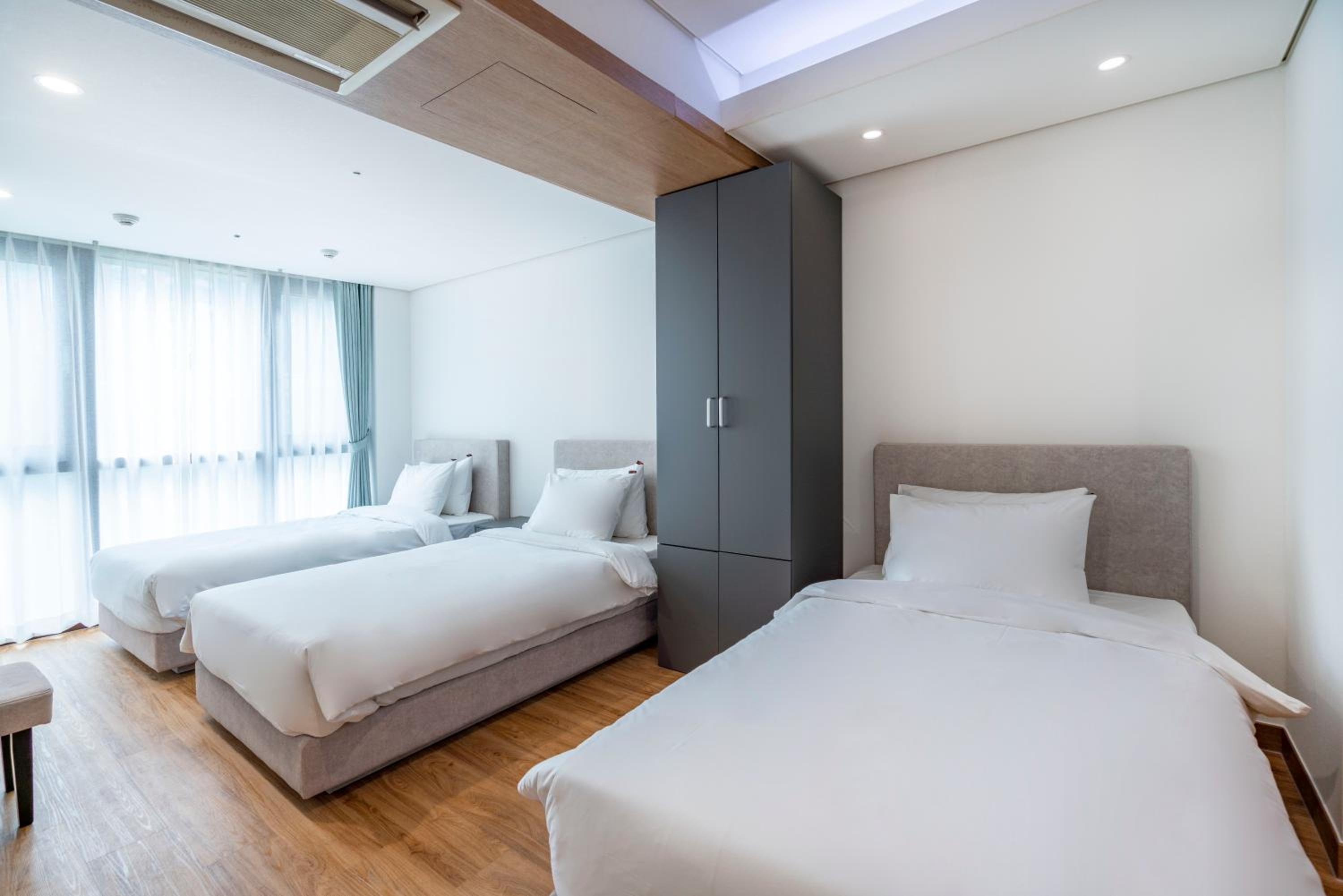 Triple Room with City View