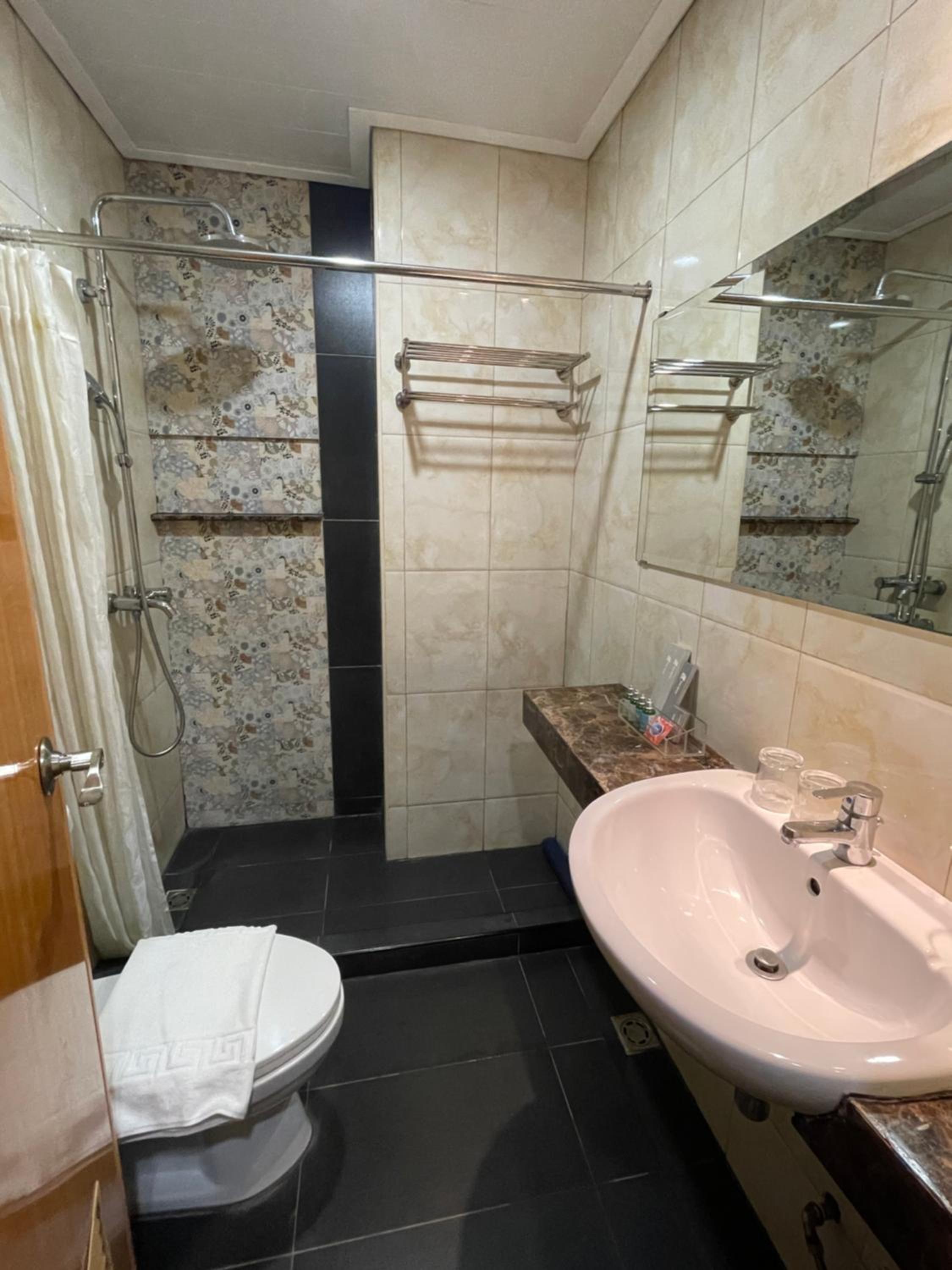 Standard Twin Room - Photo 4
