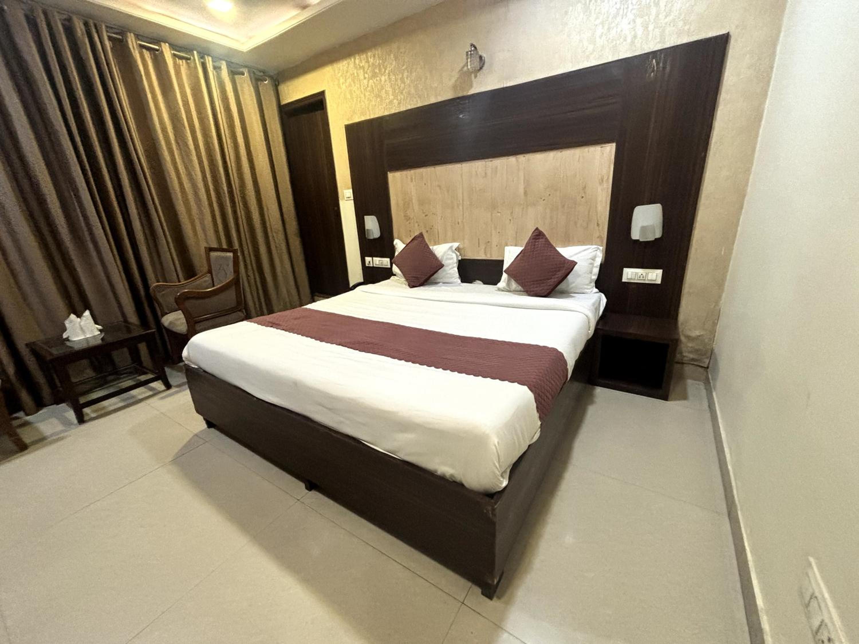 Deluxe King Suite photo 2