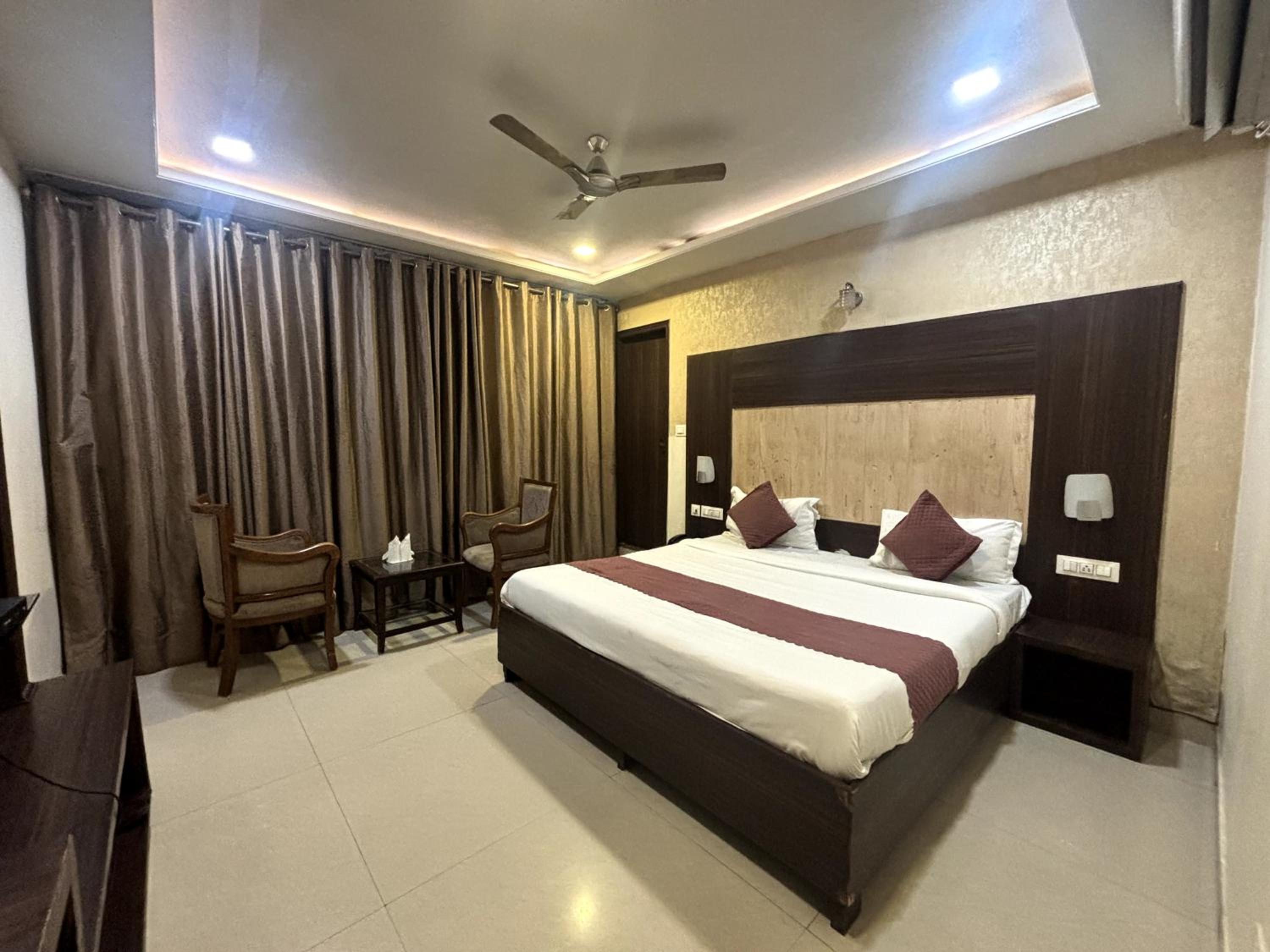 Deluxe King Suite photo 3