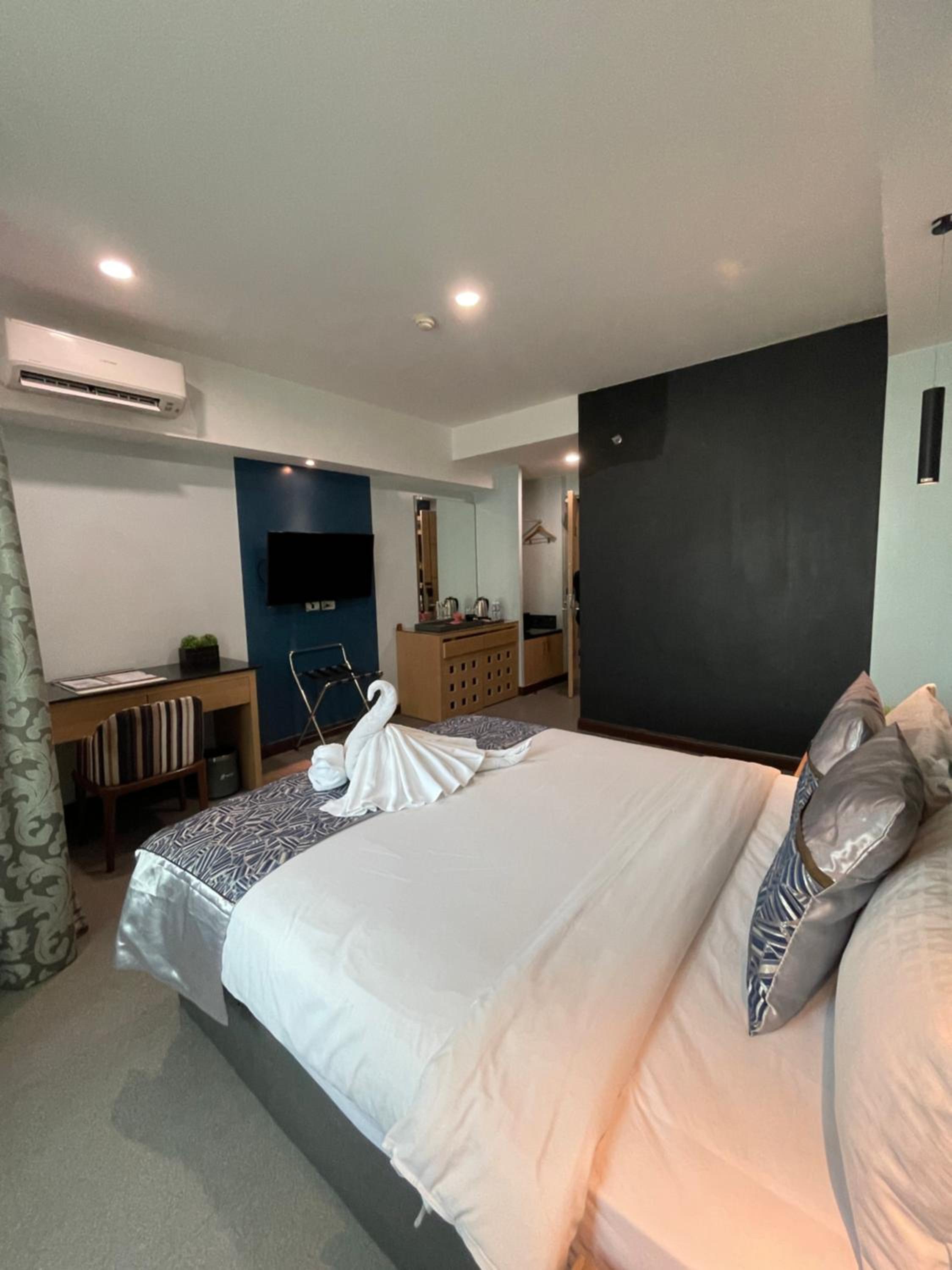 Deluxe Double Room - Photo 9