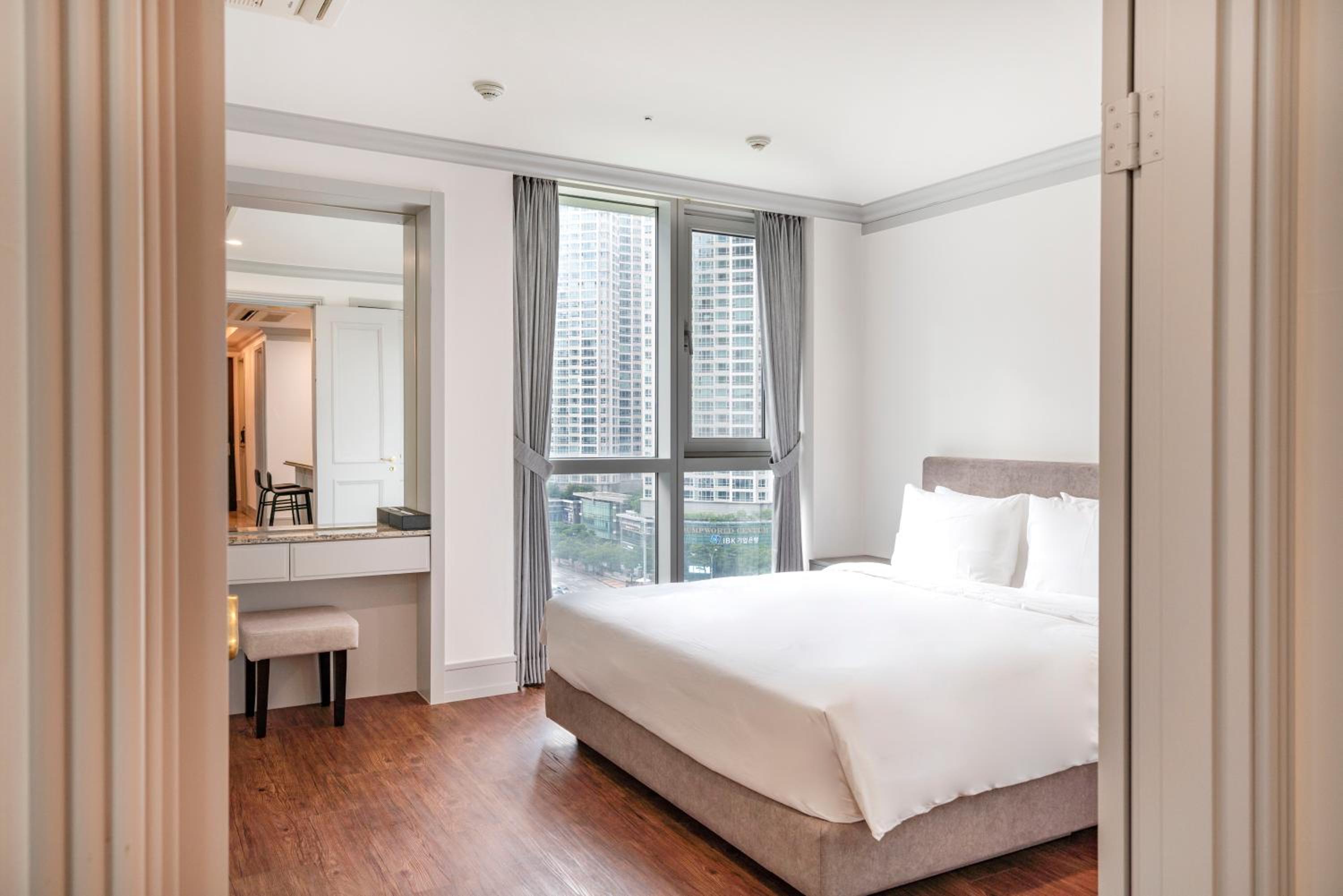 Suite - Photo 1