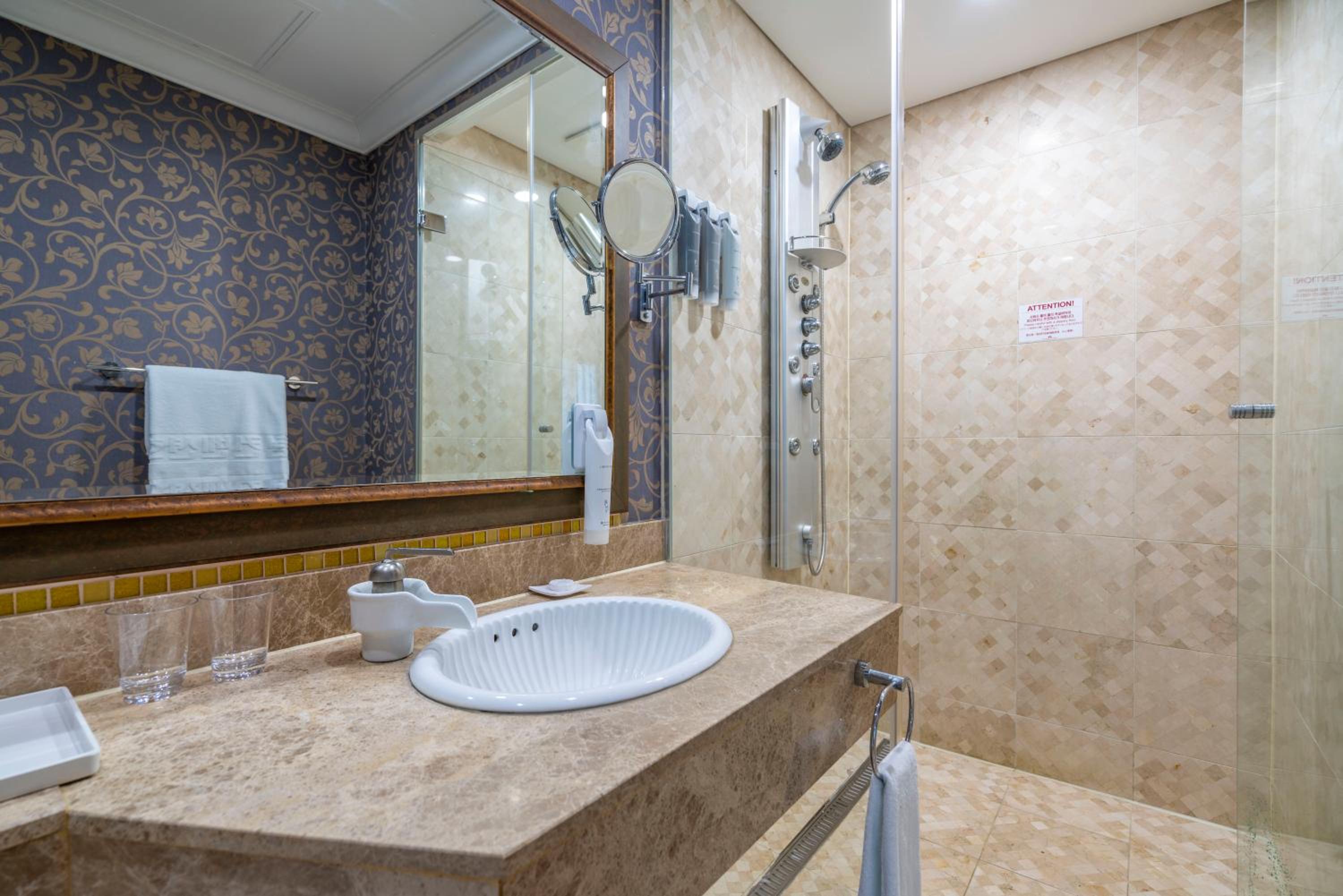Suite - Photo 6
