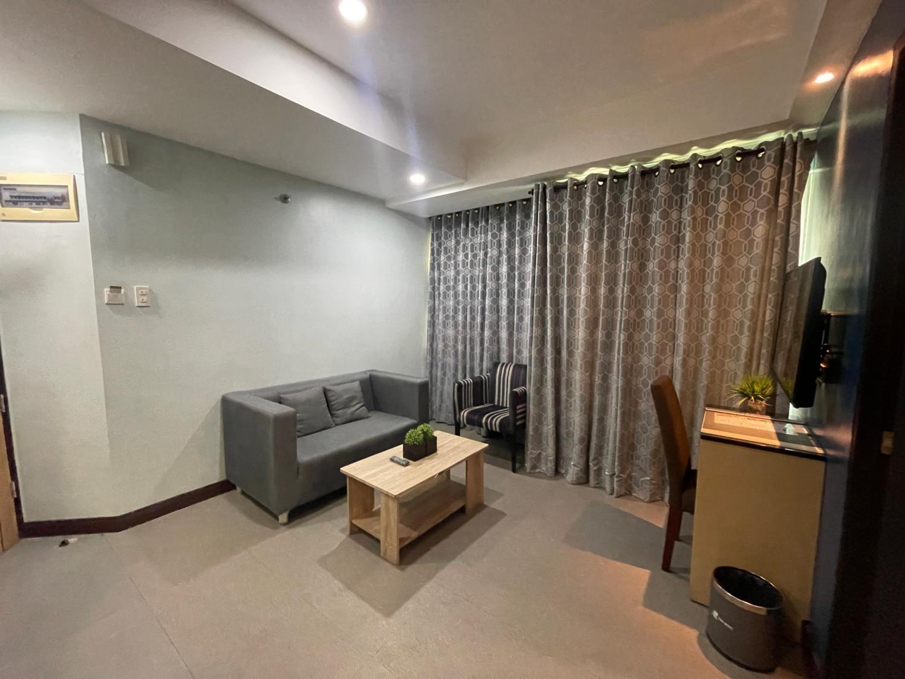 One-Bedroom Suite - Photo 6