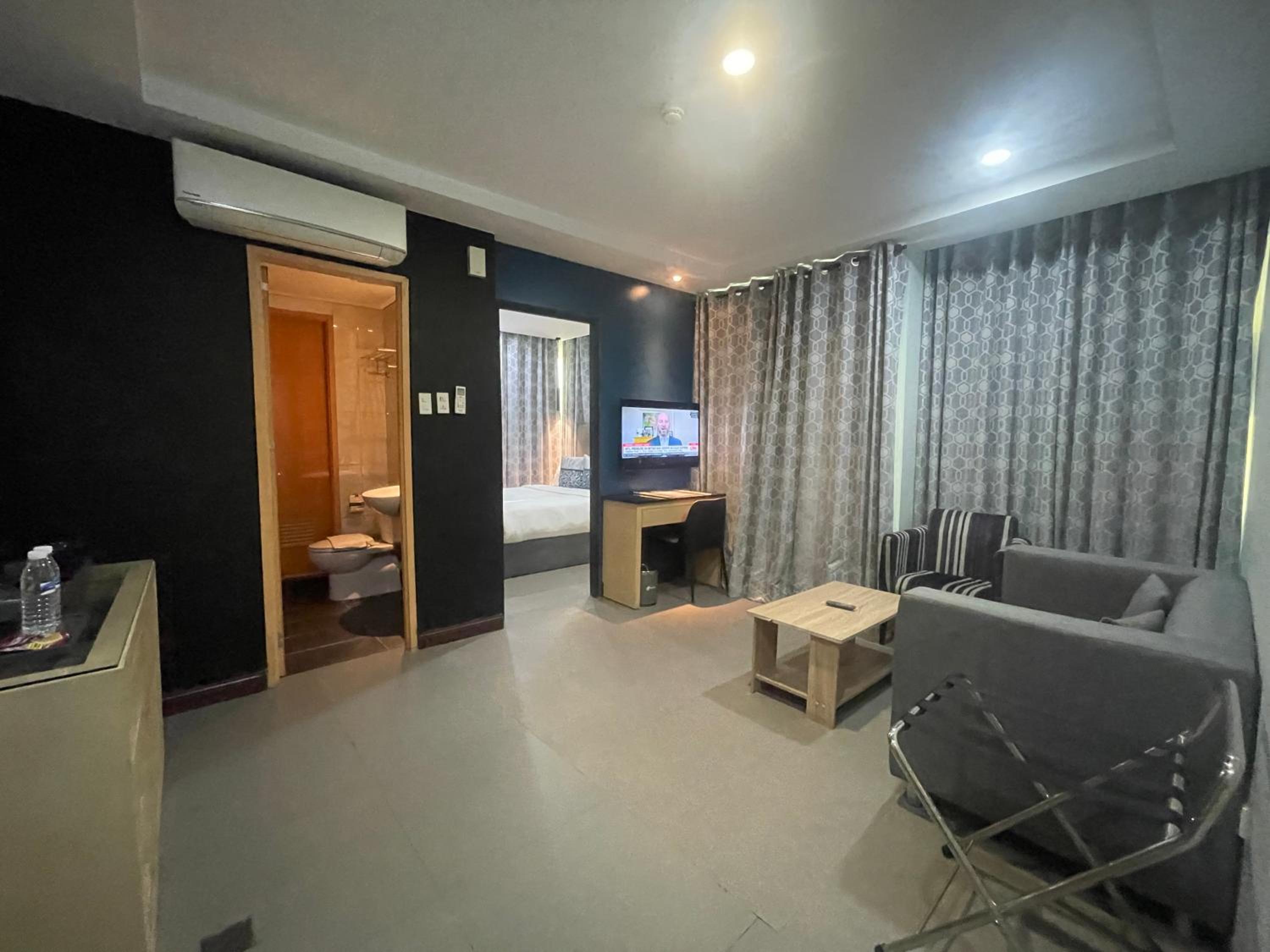One-Bedroom Suite - Photo 5