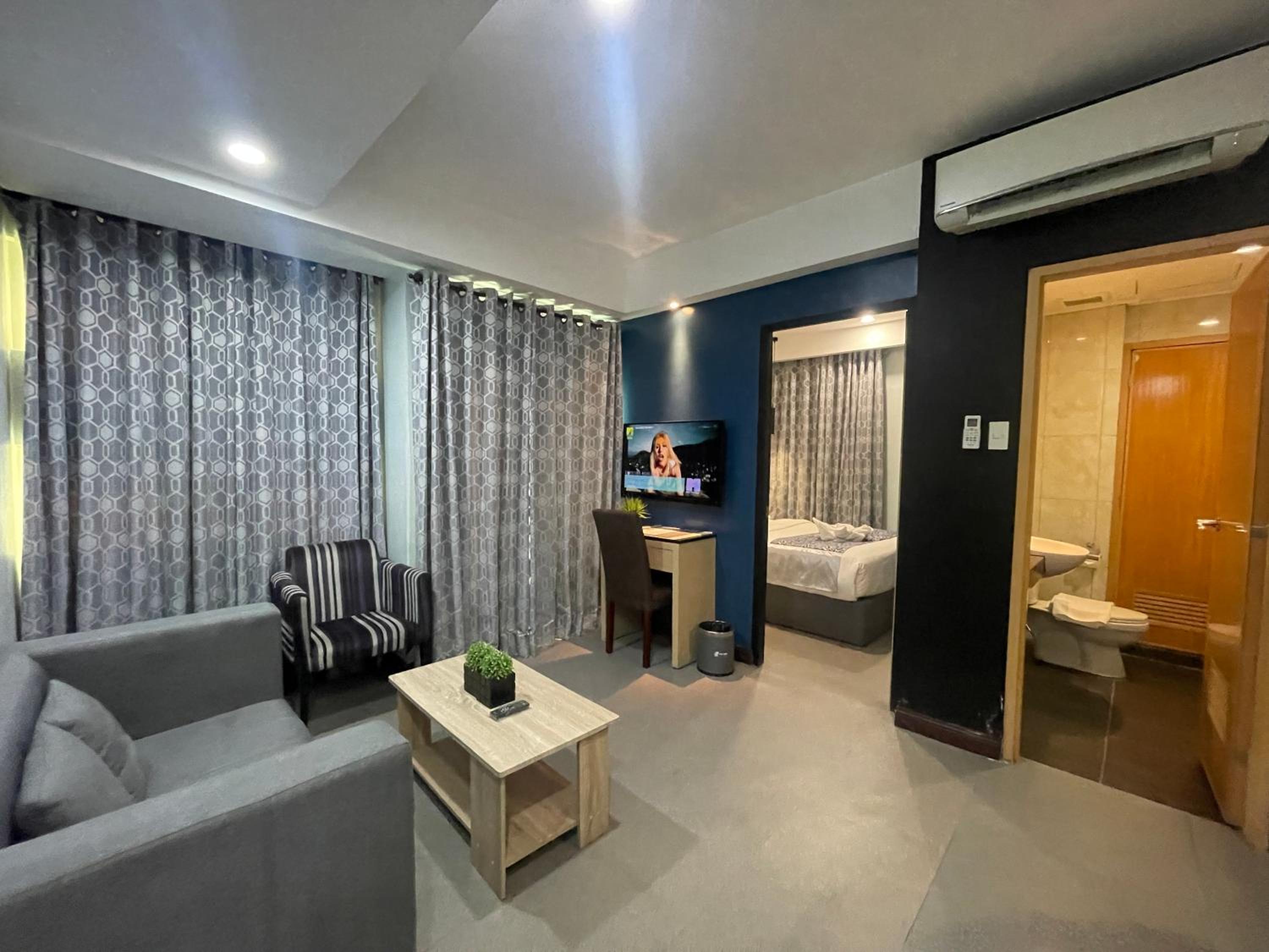 One-Bedroom Suite - Photo 7