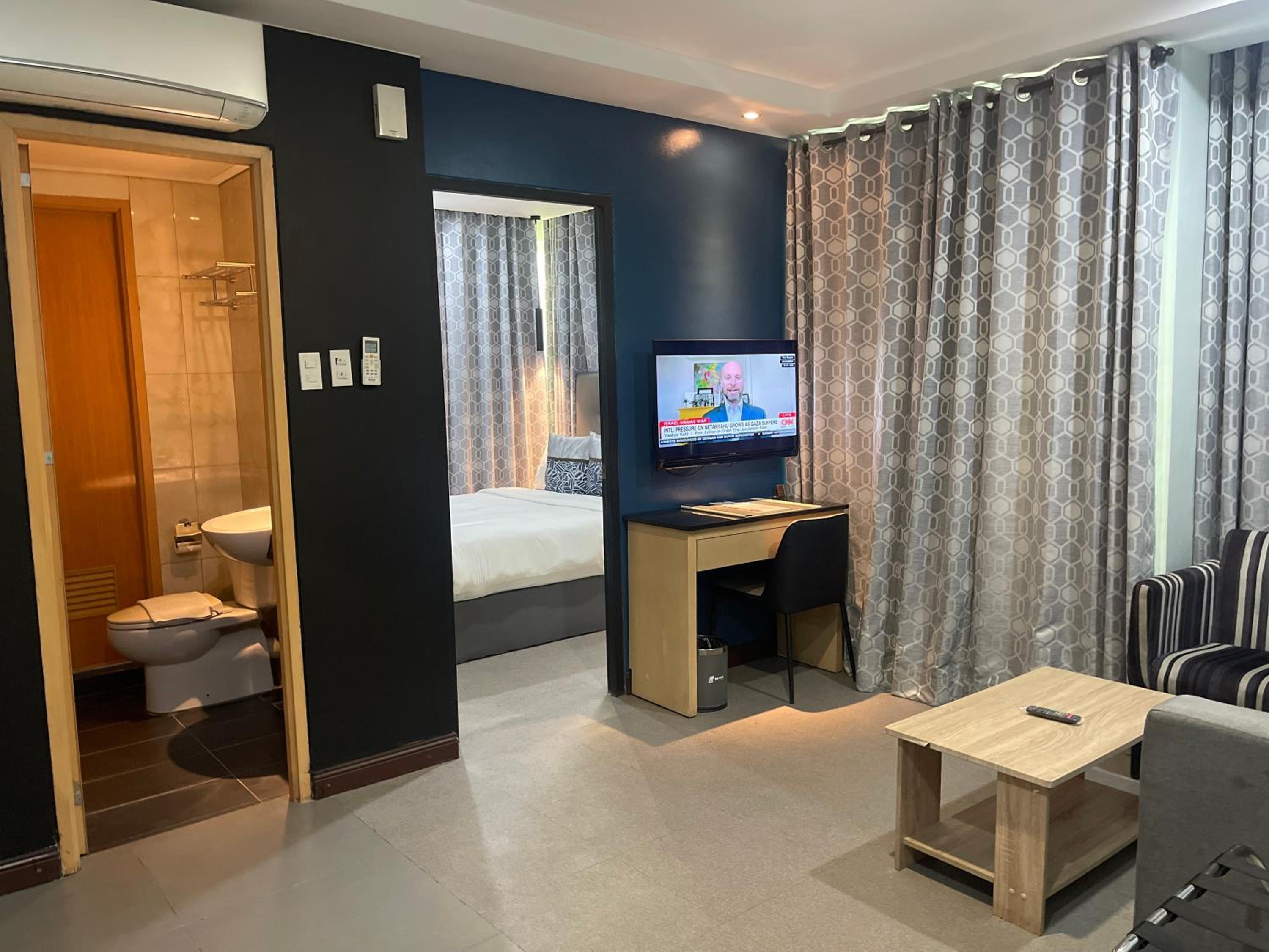 One-Bedroom Suite - Photo 4