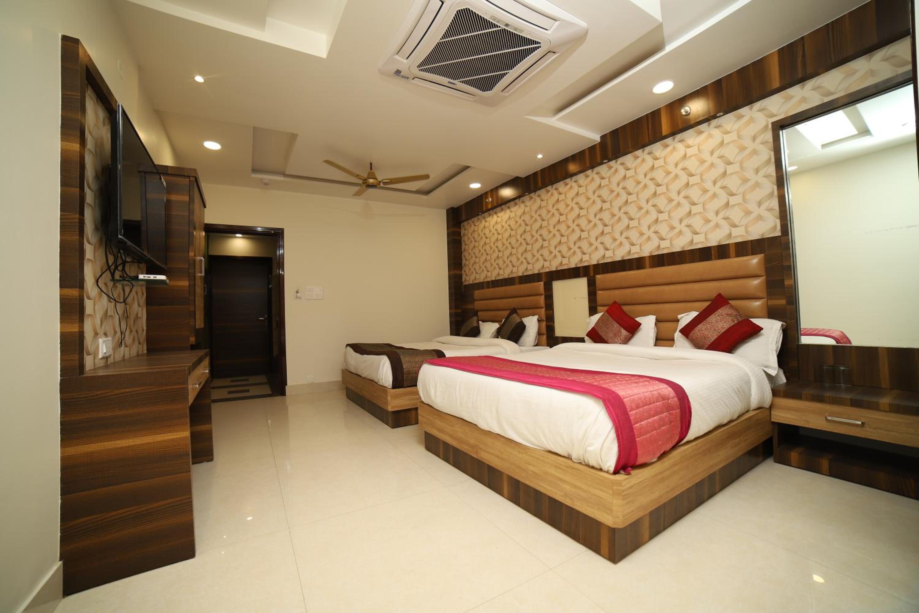 Deluxe Family Suite - Photo 14