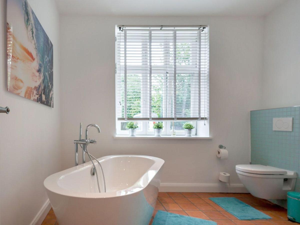 Seven-Bedroom House photo 2