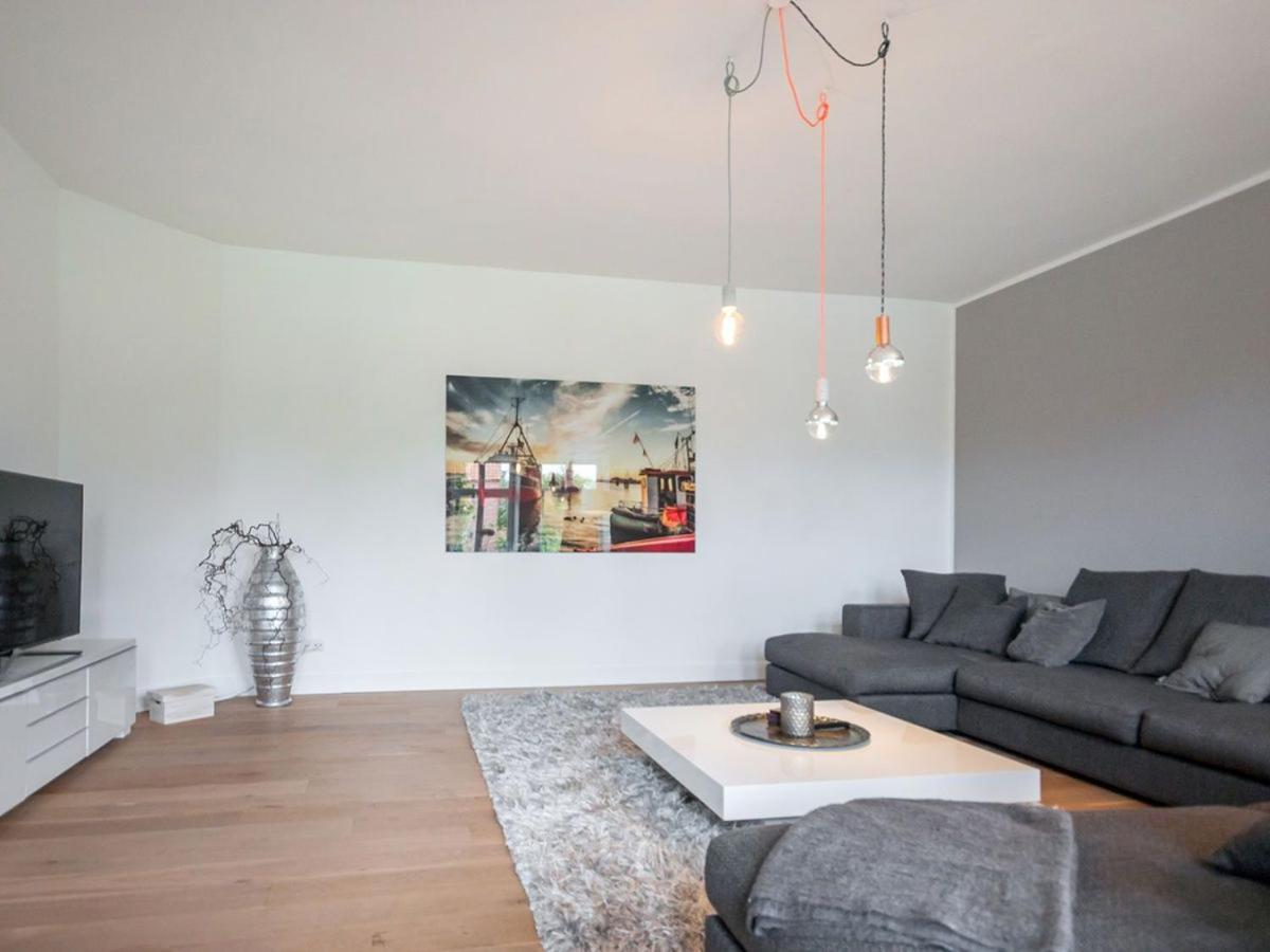 Seven-Bedroom House photo 3