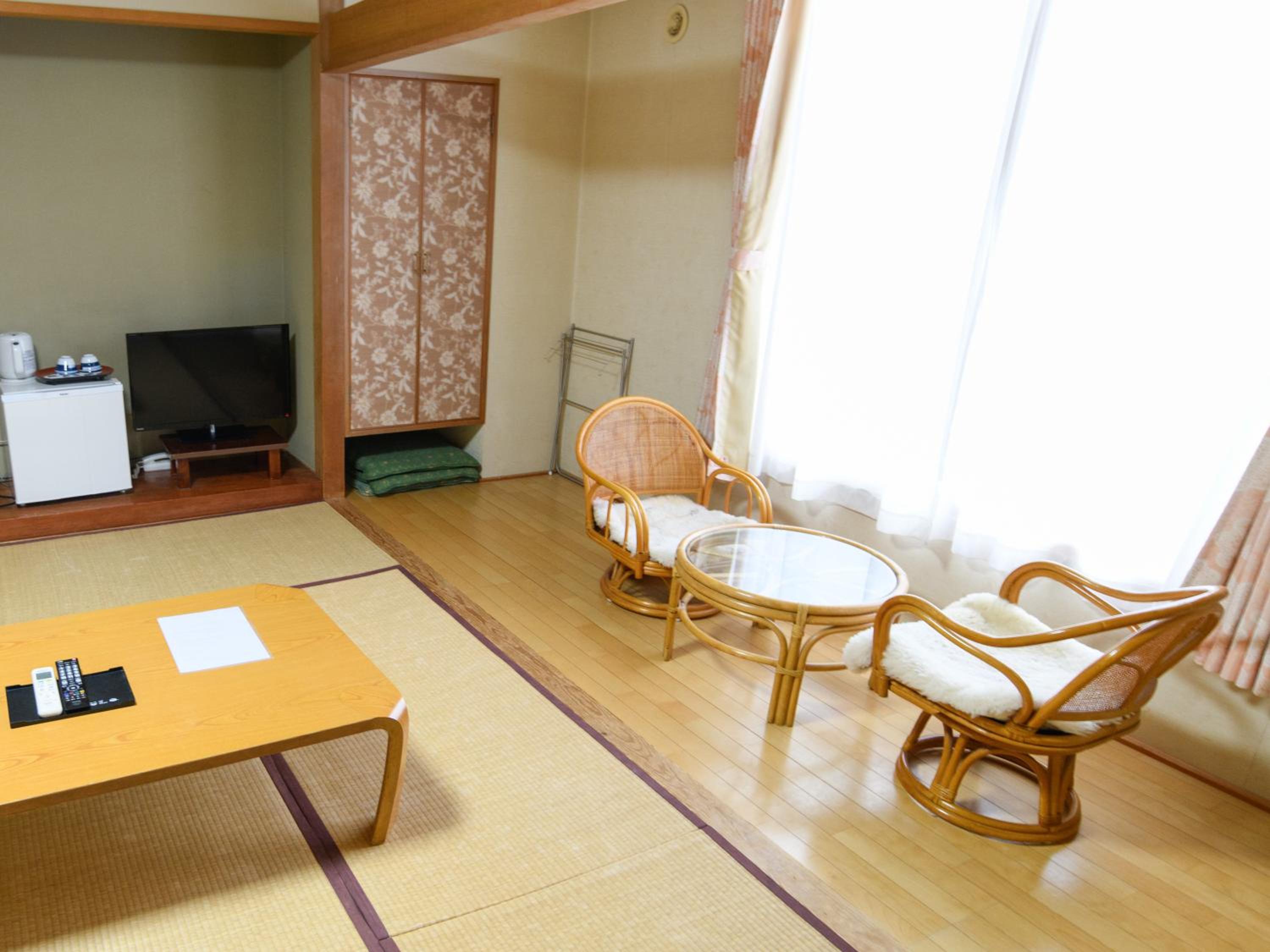Japanese-Style Room - Electric Cigarets Only photo 3