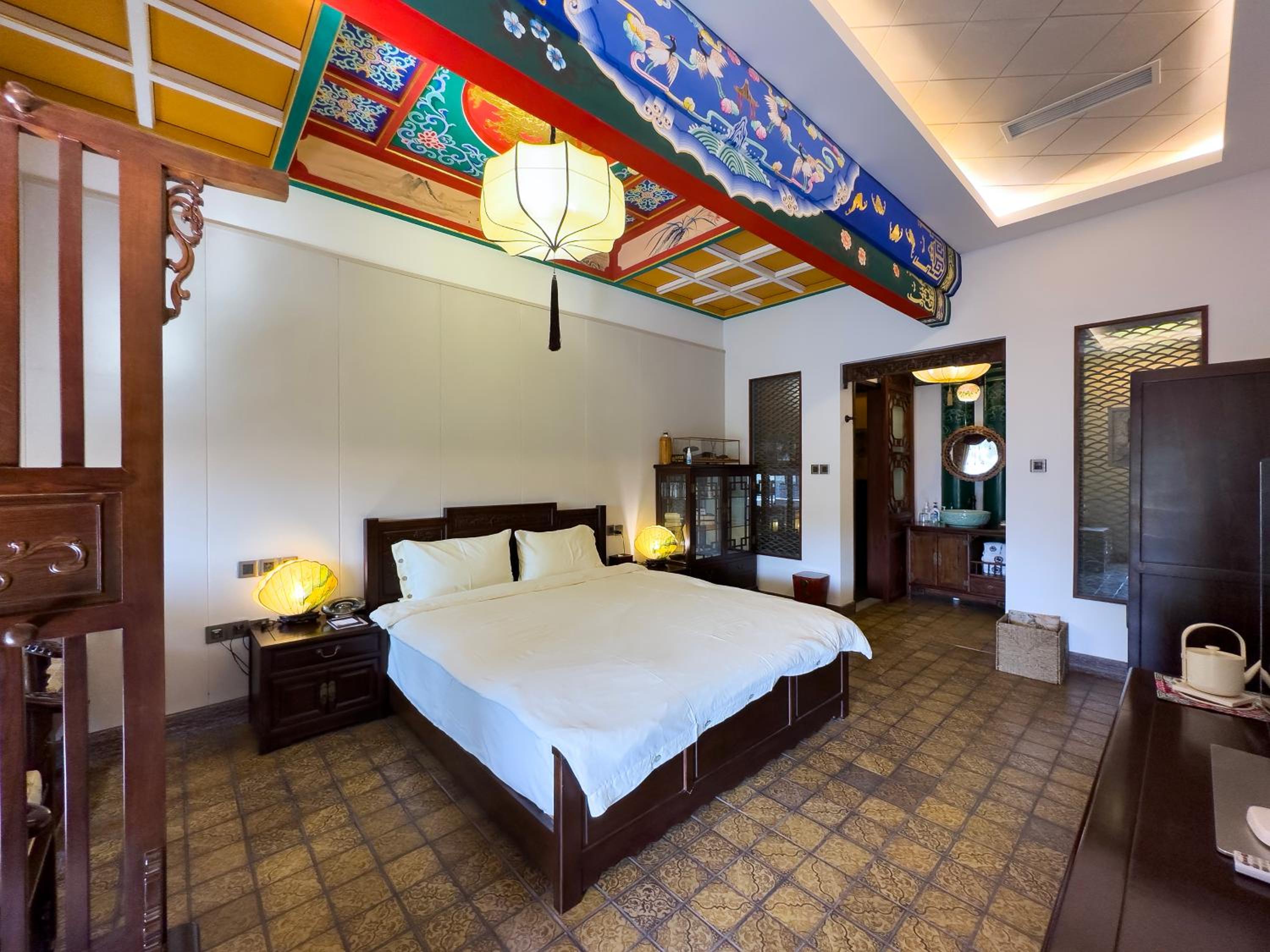 KY Deluxe Queen Room