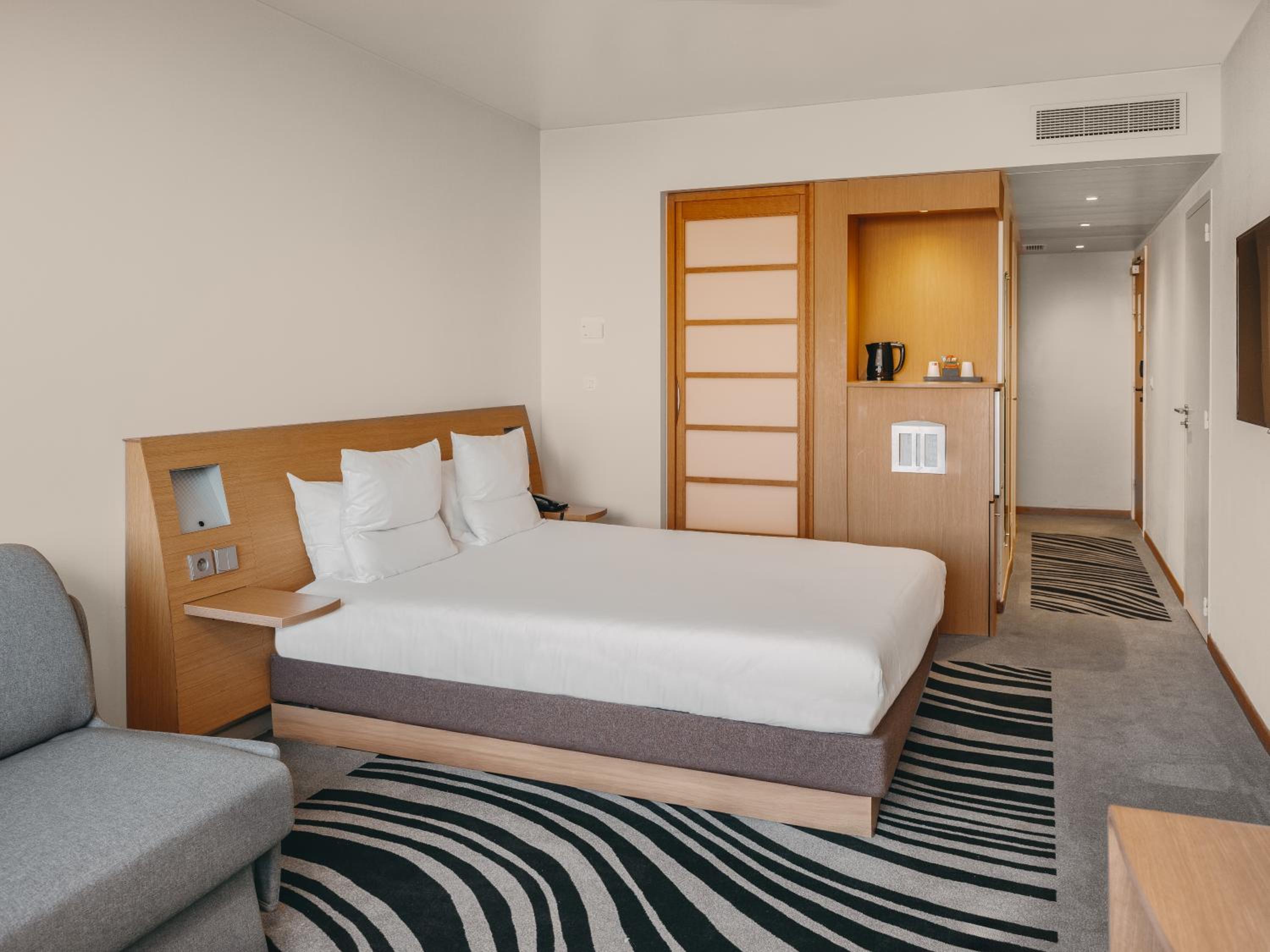 Superior Queen Room with Sofa Bed thumbnail 6