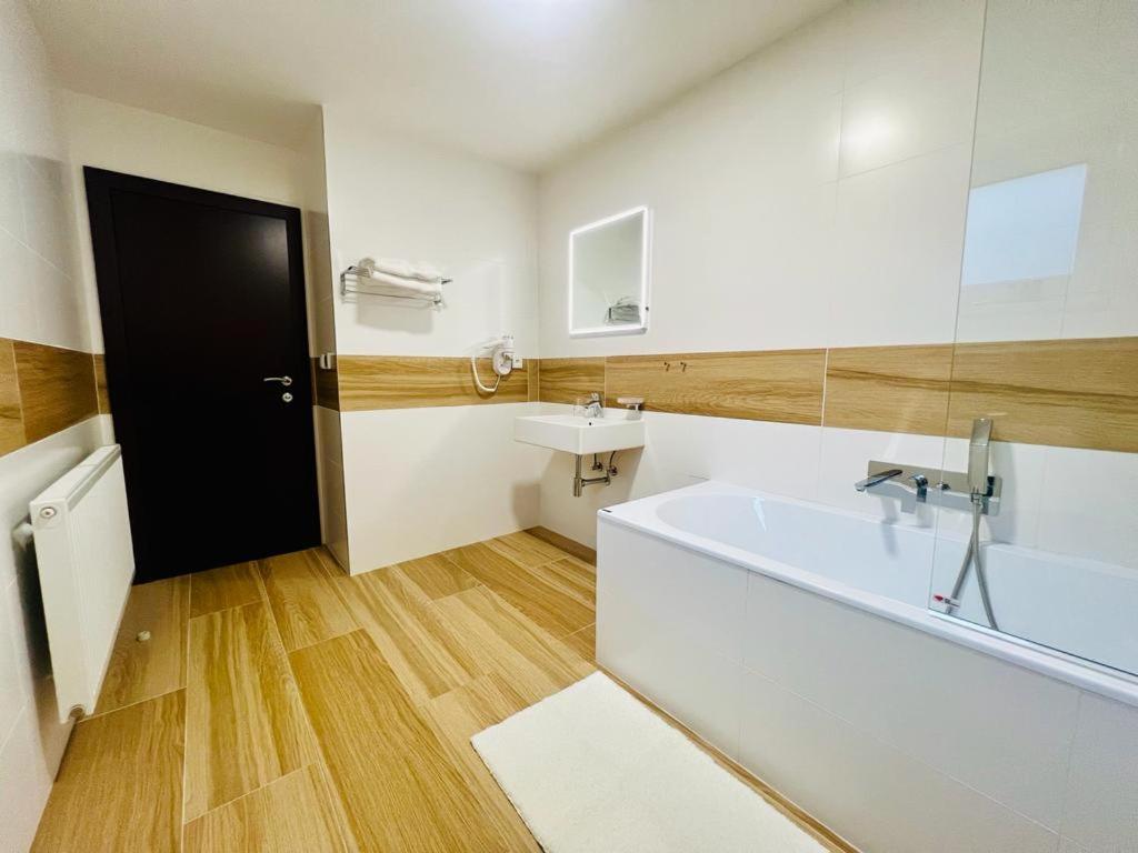 Large Double Room - Photo 7