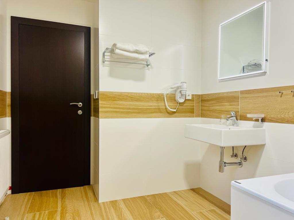 Large Double Room - Photo 8