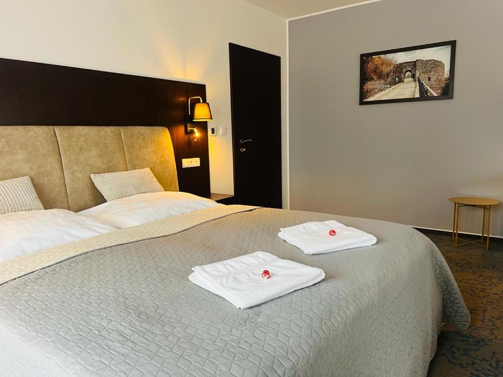 Large Double Room - Photo 5