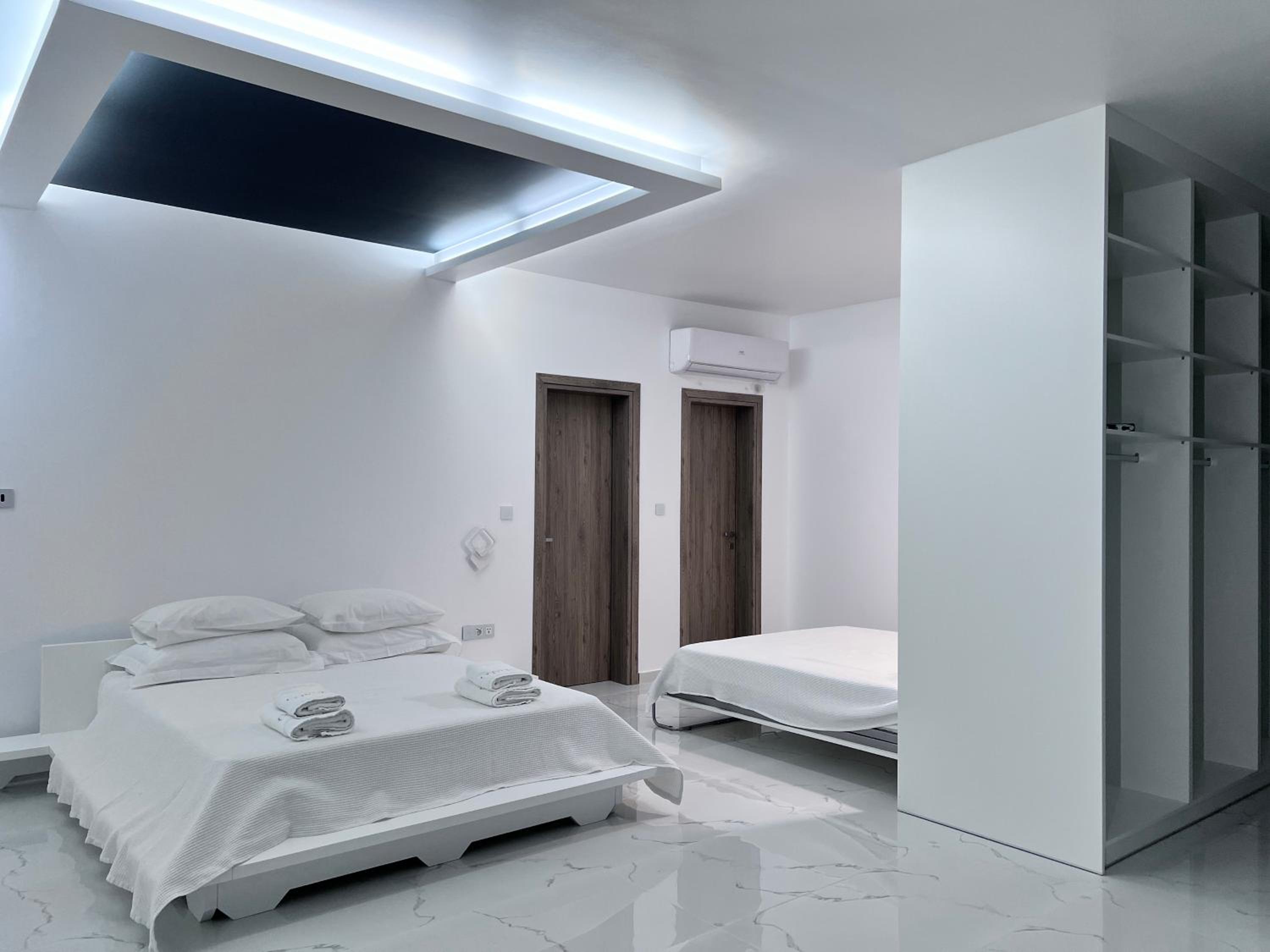 Villa with Private Pool - Photo 37