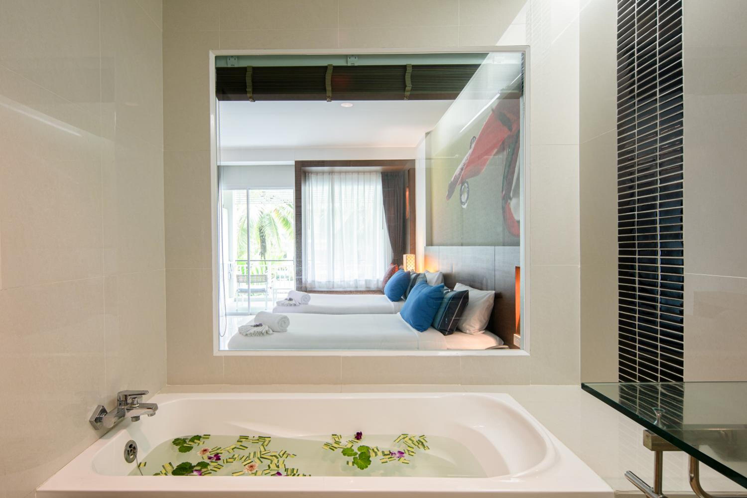 Deluxe Pool Access - Photo 4