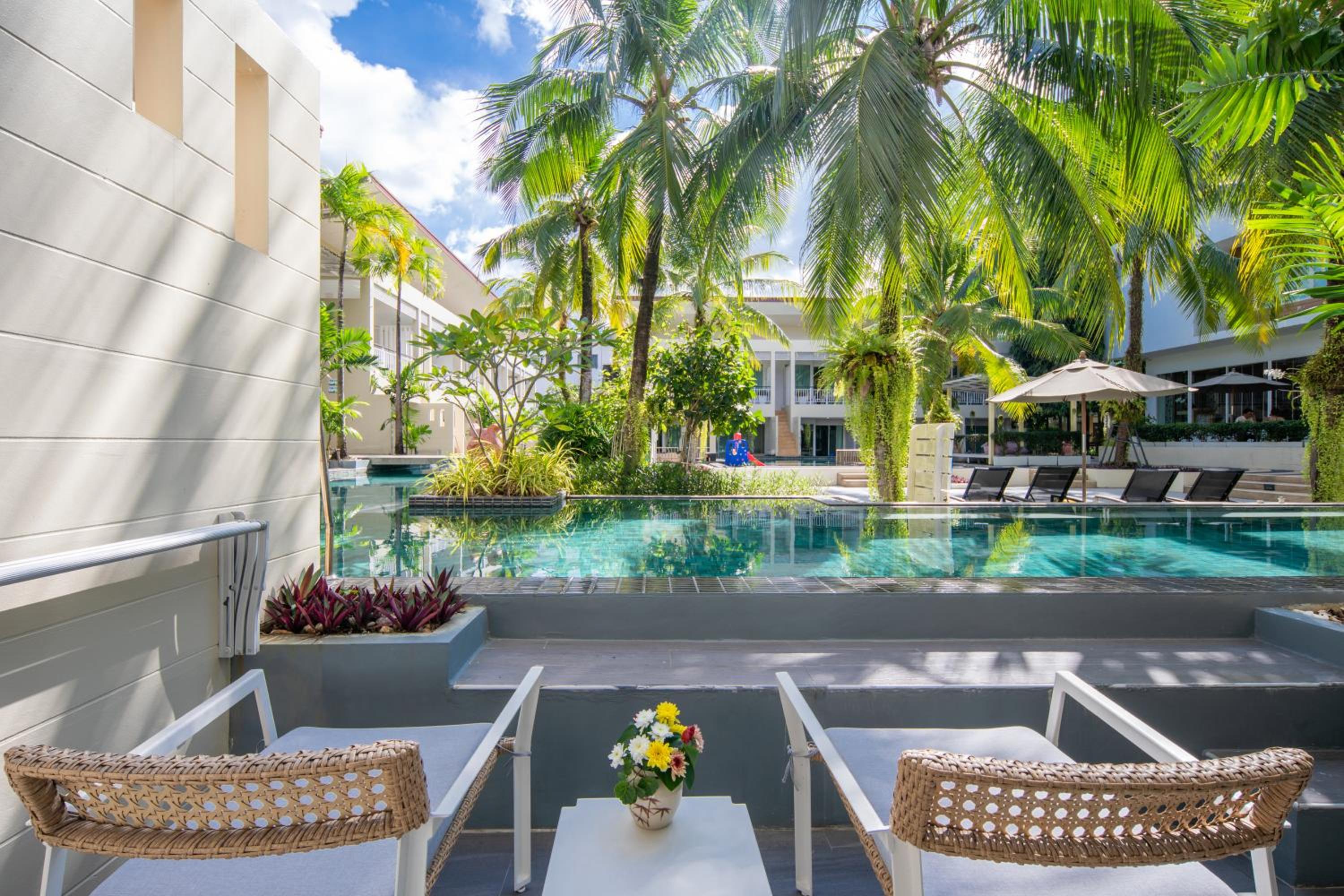Deluxe Pool Access - Photo 2