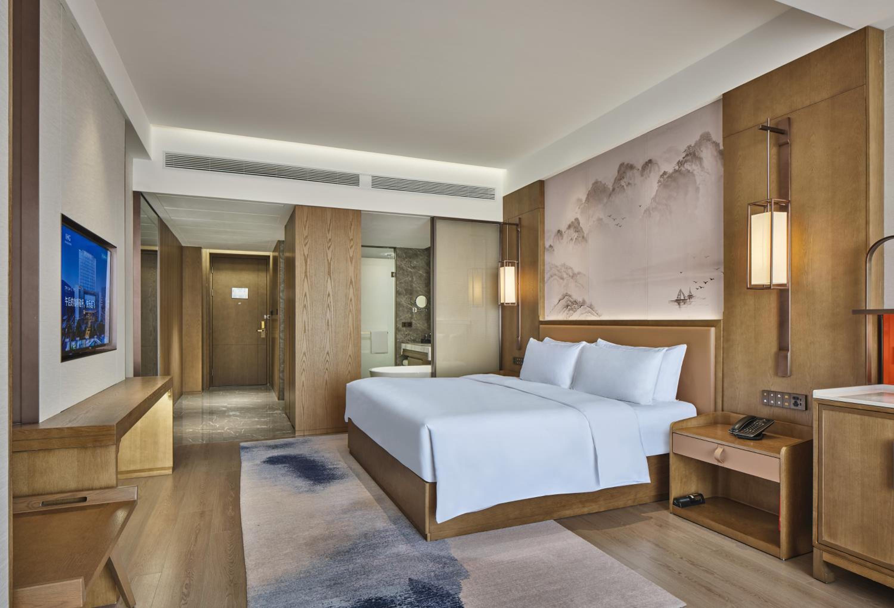 Premium King Room with City View photo 3