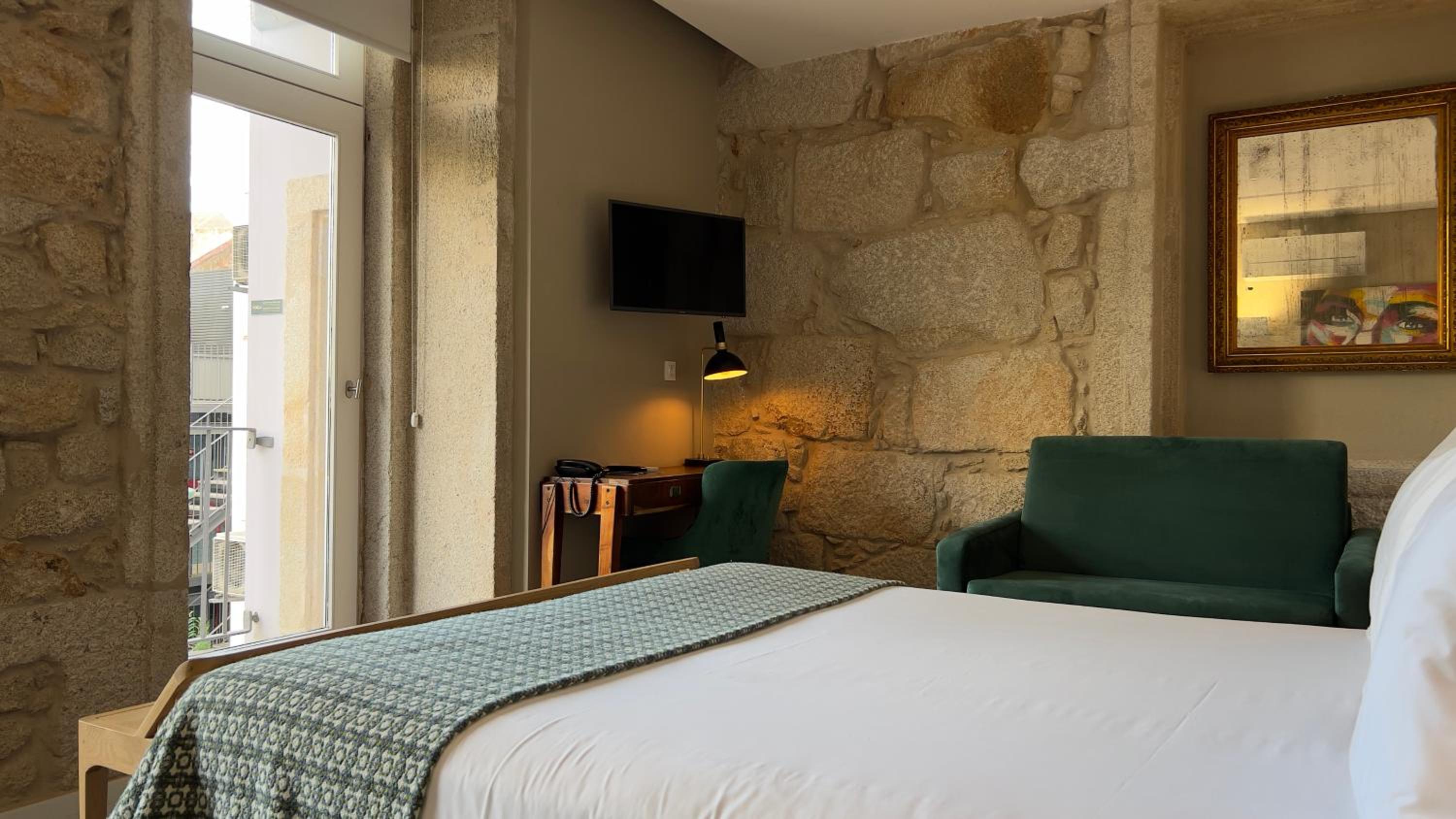 Superior Double Room with Balcony - Photo 4