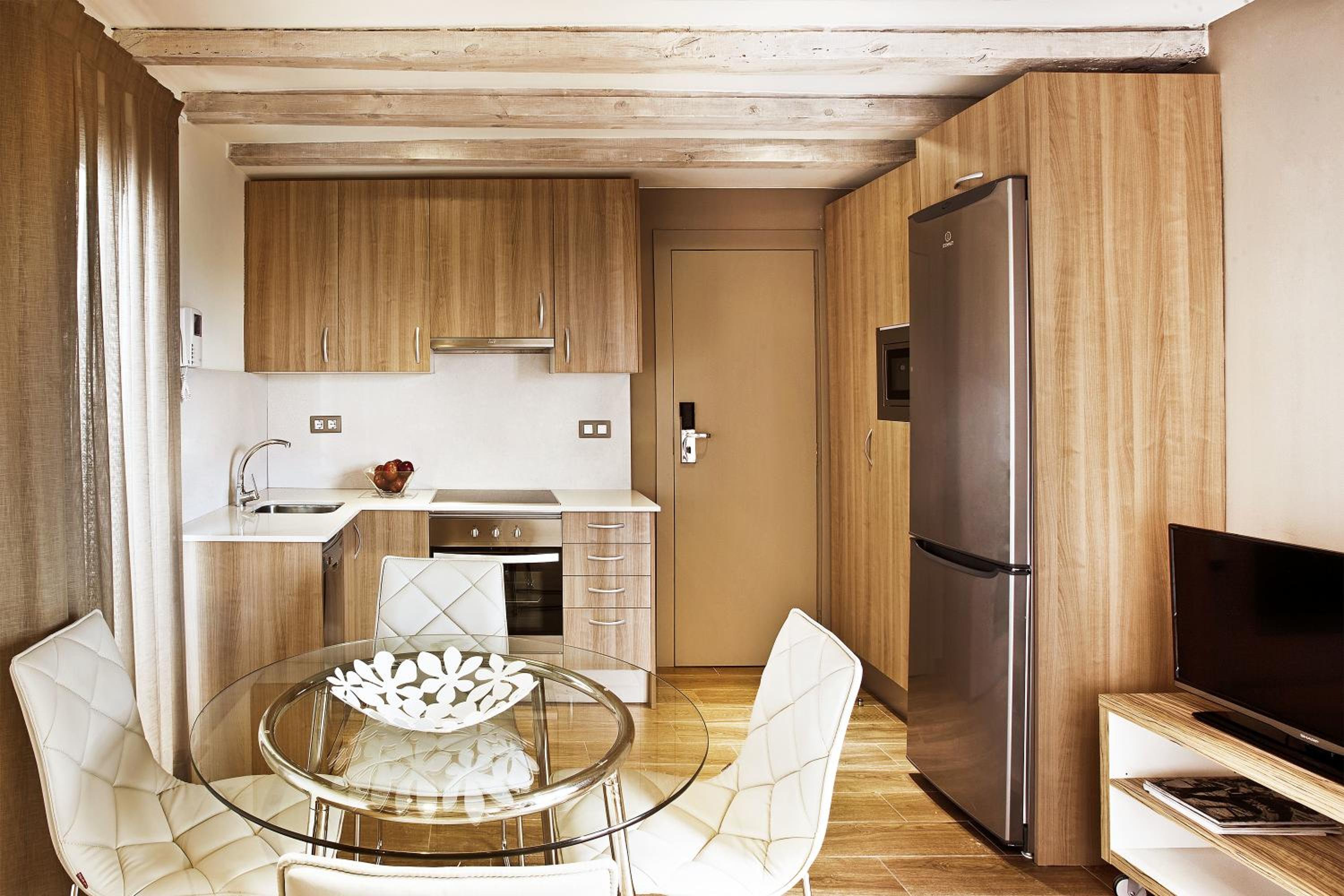 Deluxe Two-Bedroom Apartment with Terrace (4 Adults) photo 2