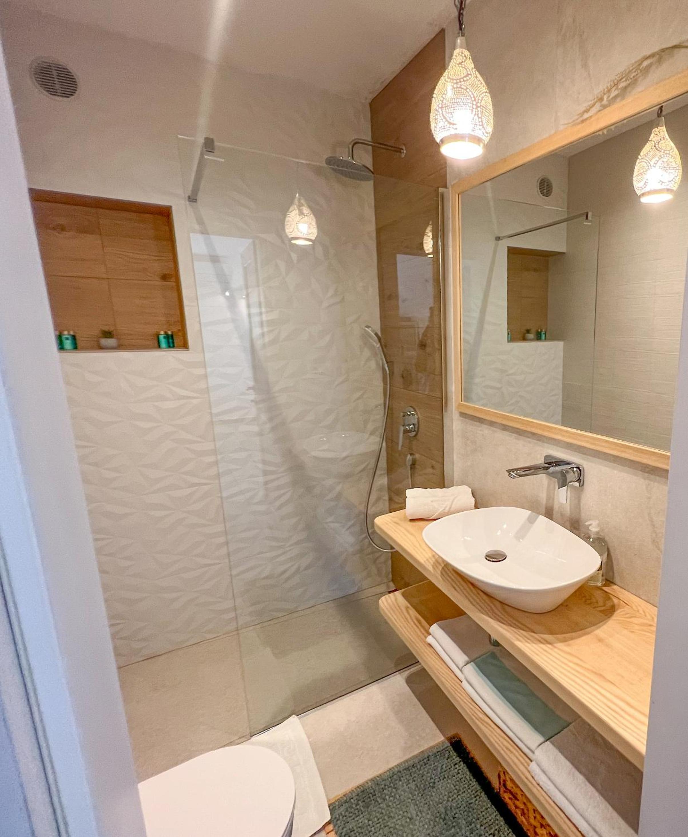 Two-Bedroom Apartment with Sofa Bed and Sea View - Photo 23