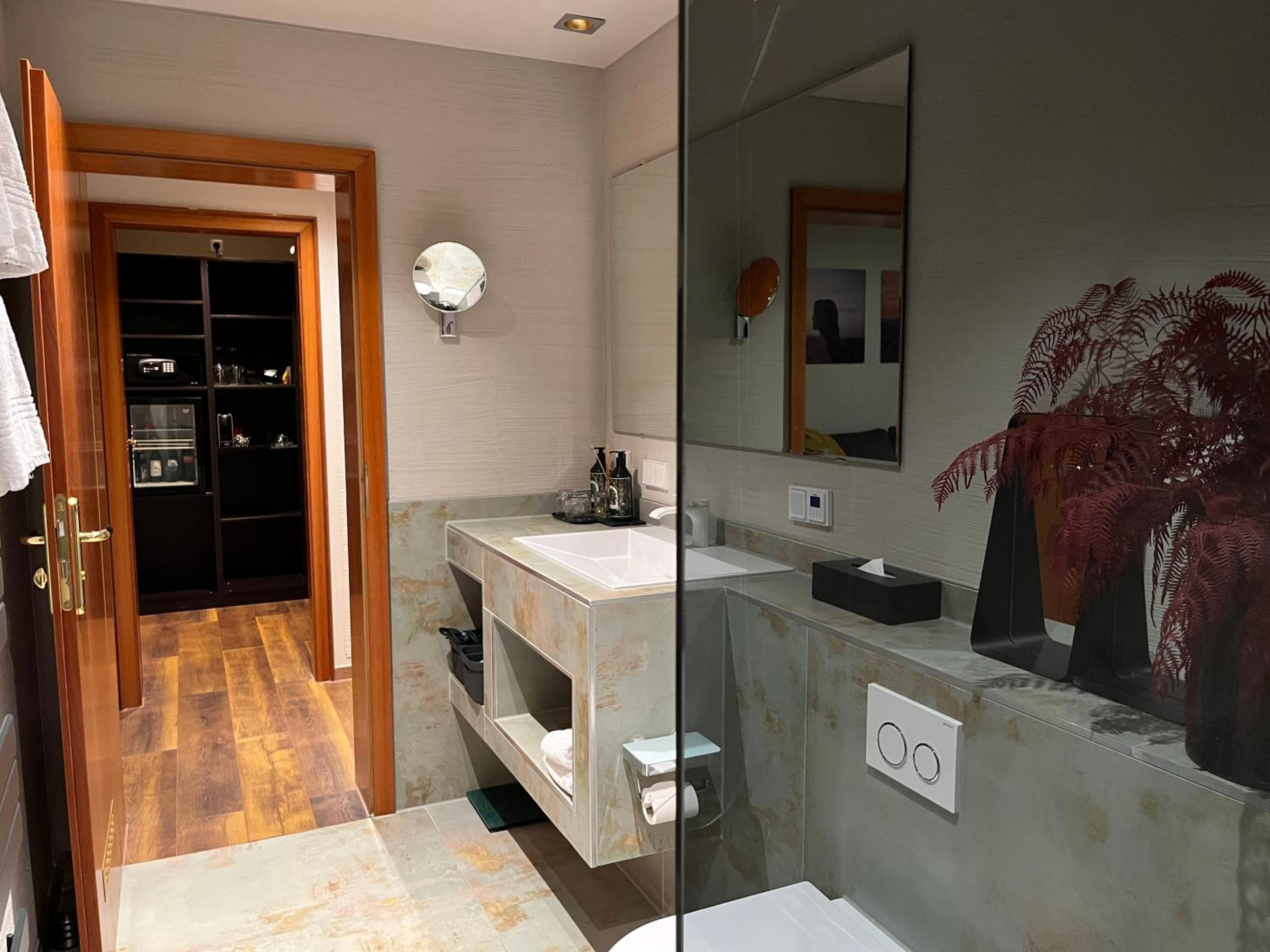 Suite 36 Vineyard Side photo 3