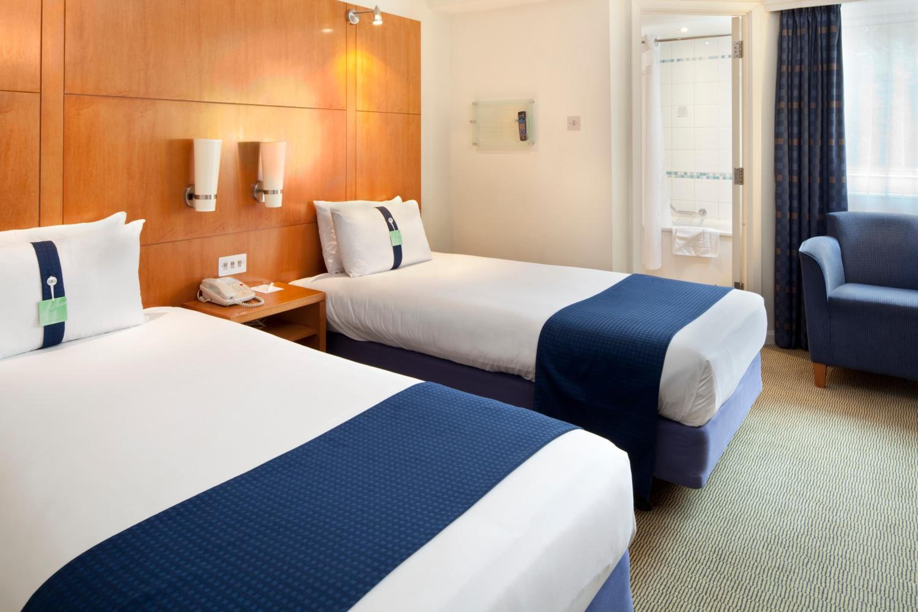 Standard Twin Room - Photo 3
