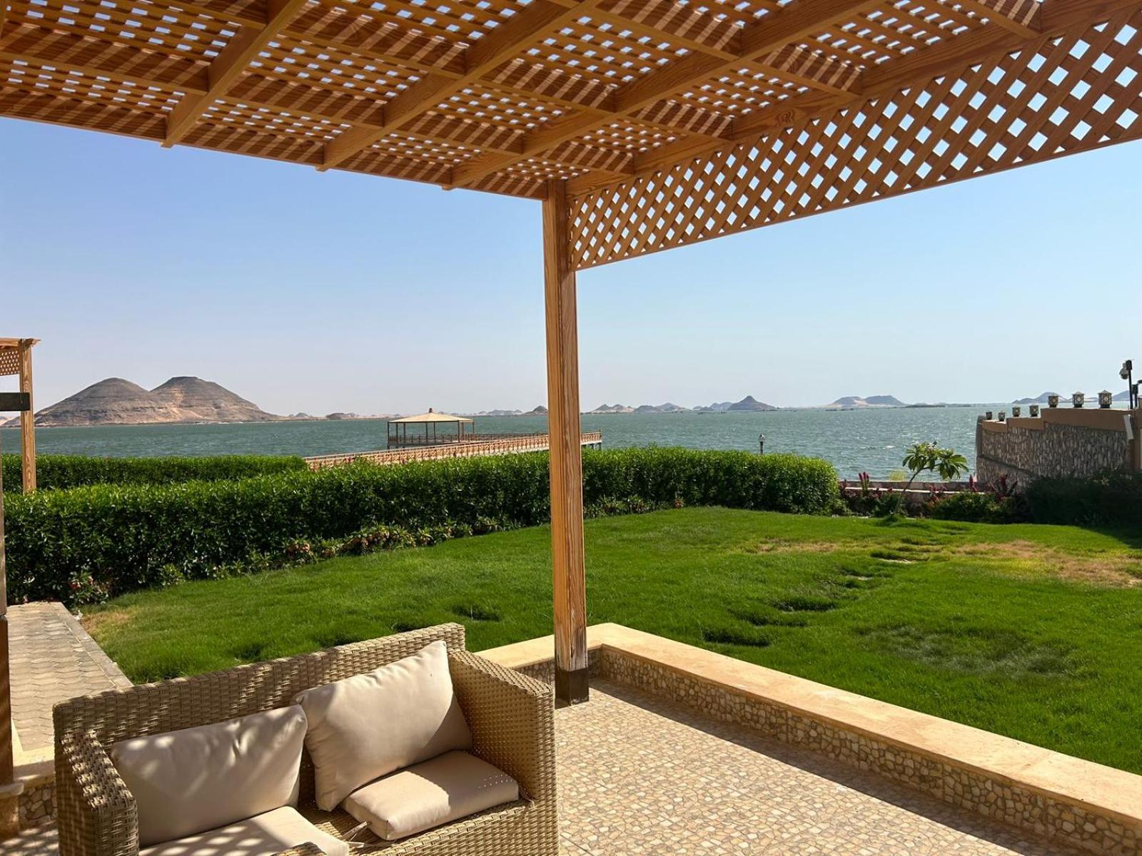Luxury Suite with panoramic Front Lake View - Photo 10