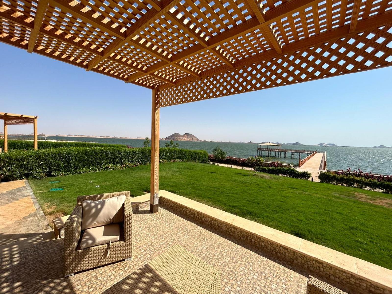 Luxury Suite with panoramic Front Lake View - Photo 9